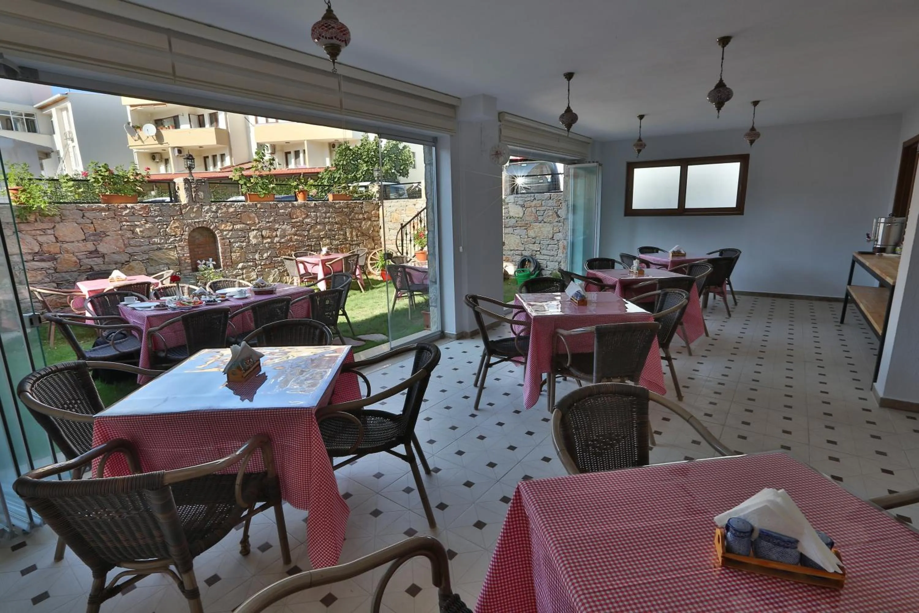 Garden, Restaurant/Places to Eat in Emre Hotel 10Oda