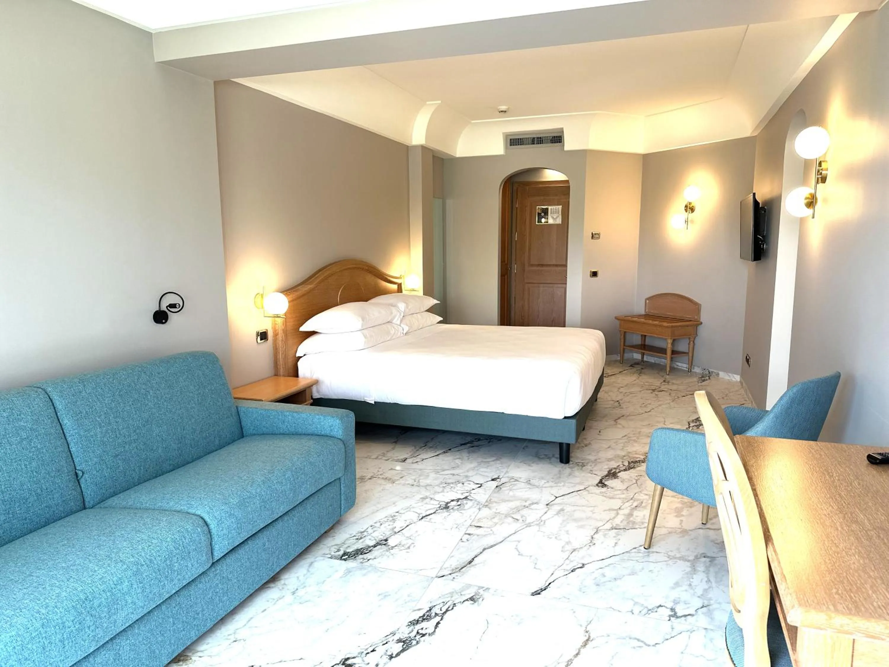 Living room, Bed in Palace Hotel Desenzano