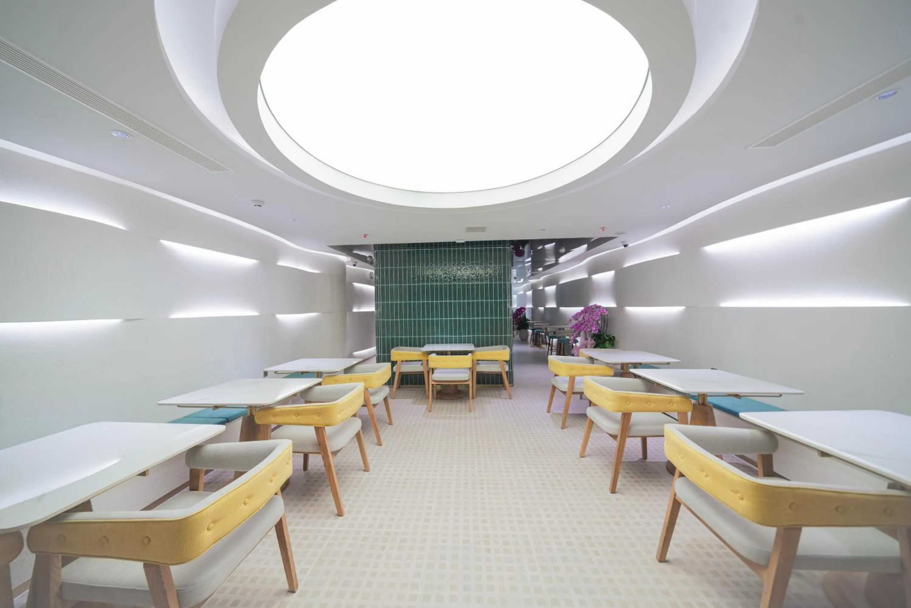 Restaurant/places to eat in IconSphere Hotel