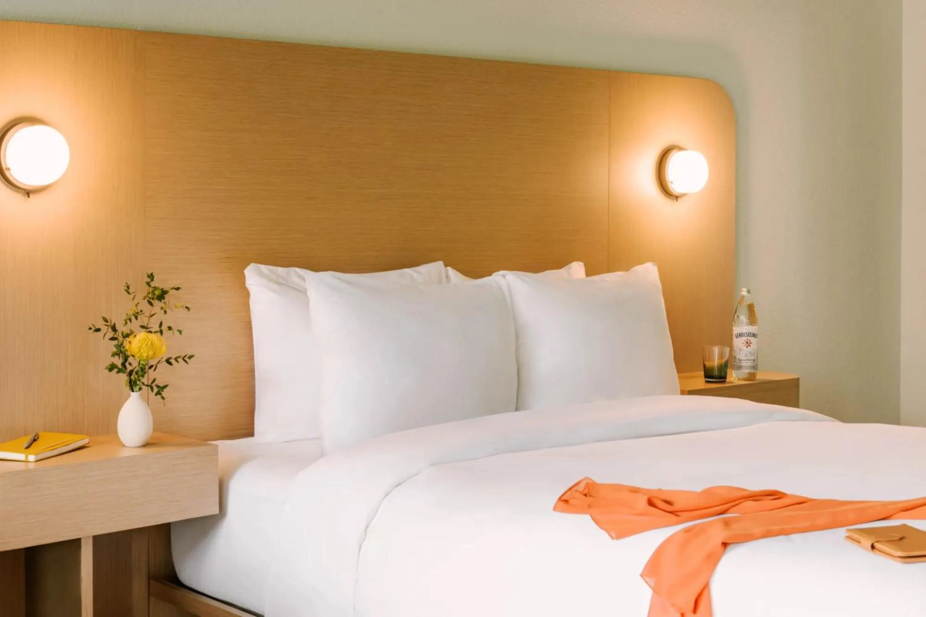 Photo of the whole room, Bed in voco Kissimmee Orlando by IHG