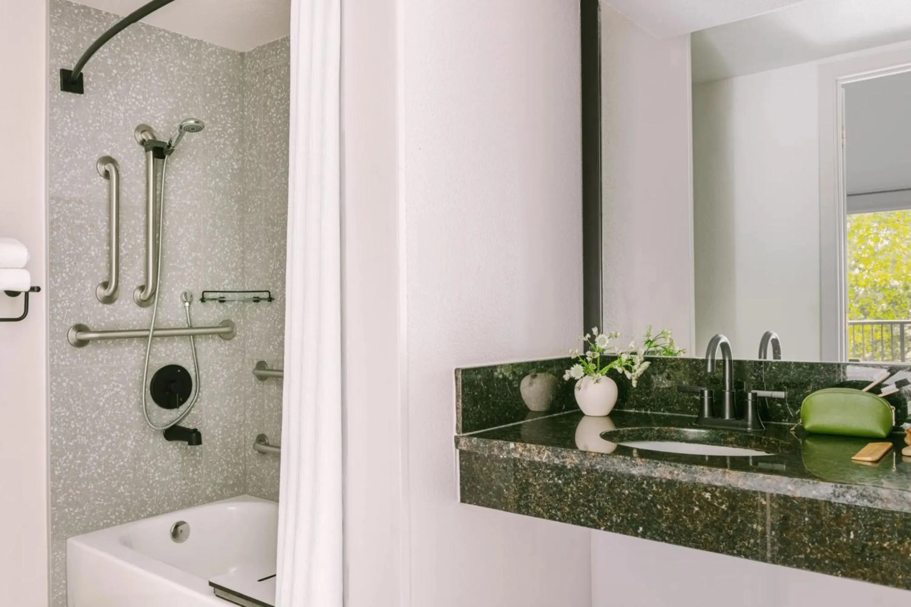 Photo of the whole room in voco Kissimmee Orlando by IHG