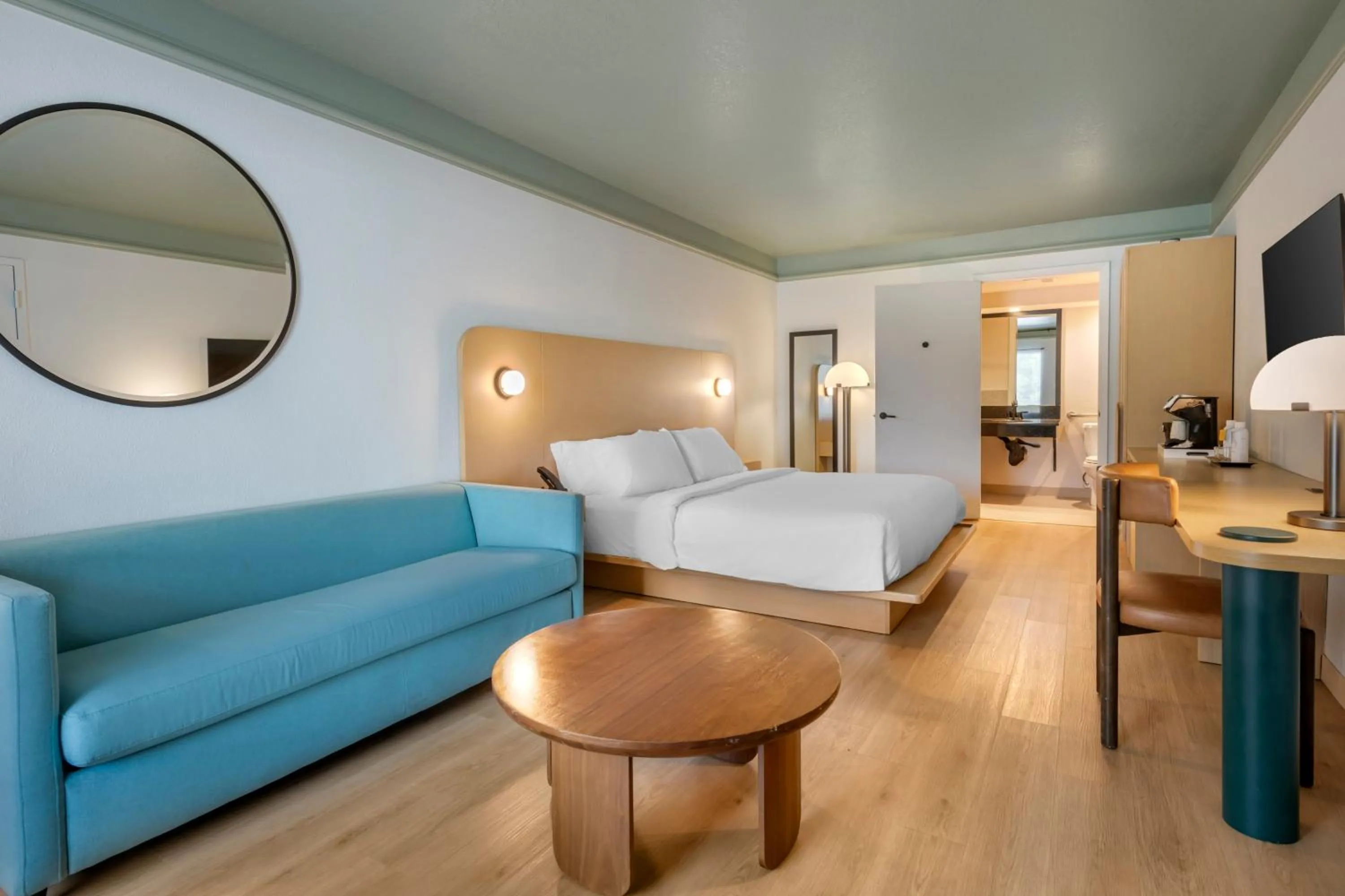 Photo of the whole room, Bed in voco Kissimmee Orlando by IHG