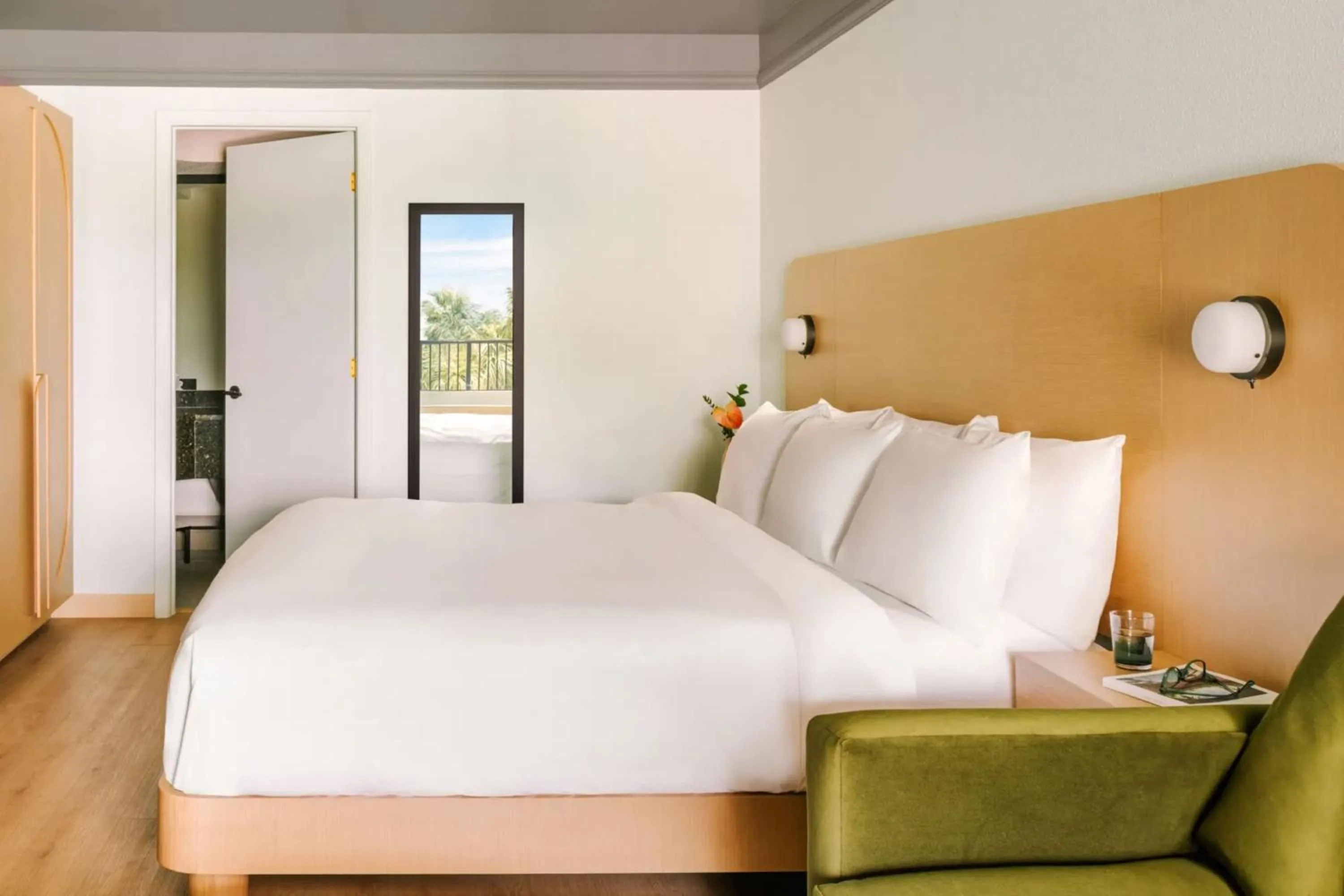 Photo of the whole room, Bed in voco Kissimmee Orlando by IHG