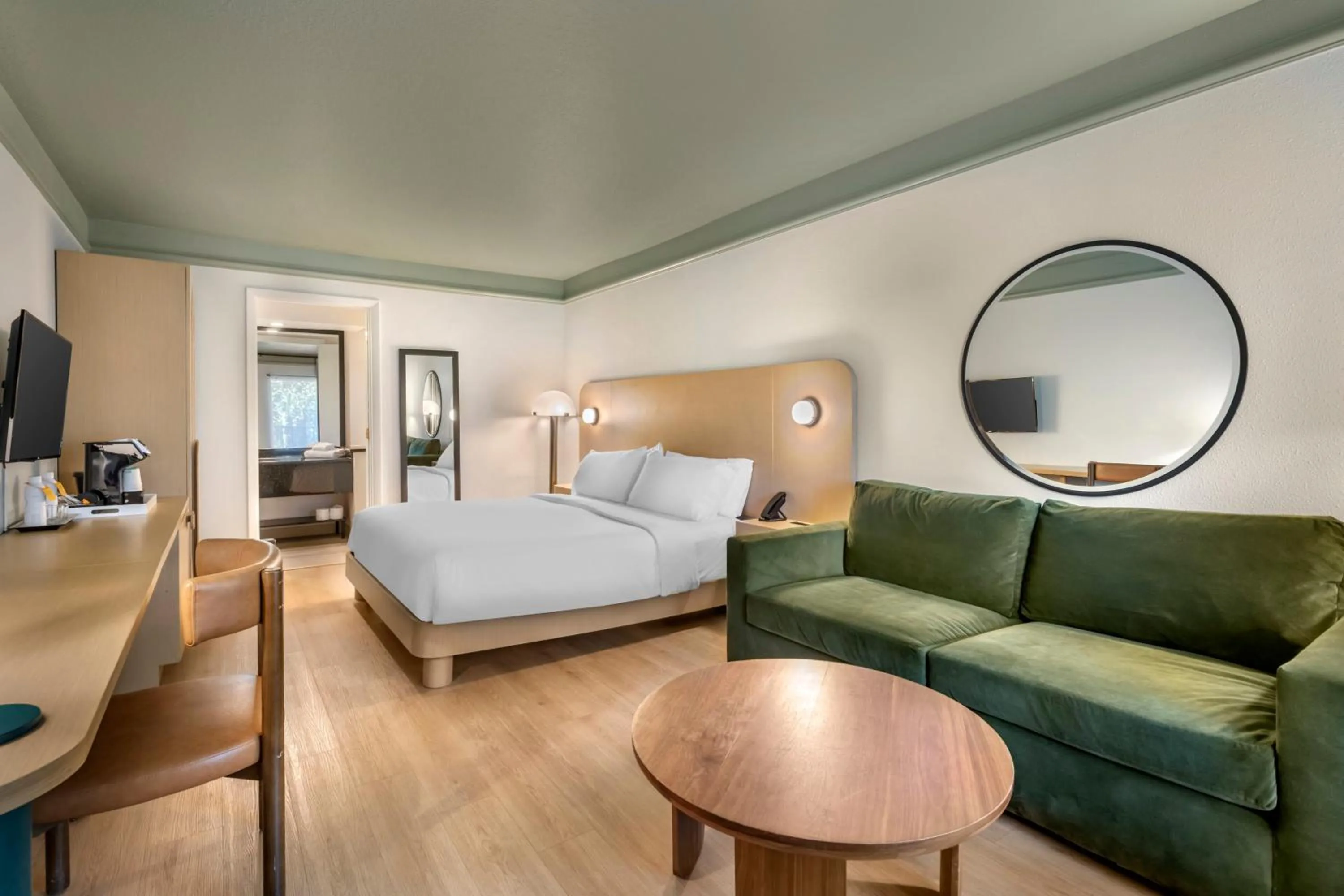 Photo of the whole room, Bed in voco Kissimmee Orlando by IHG