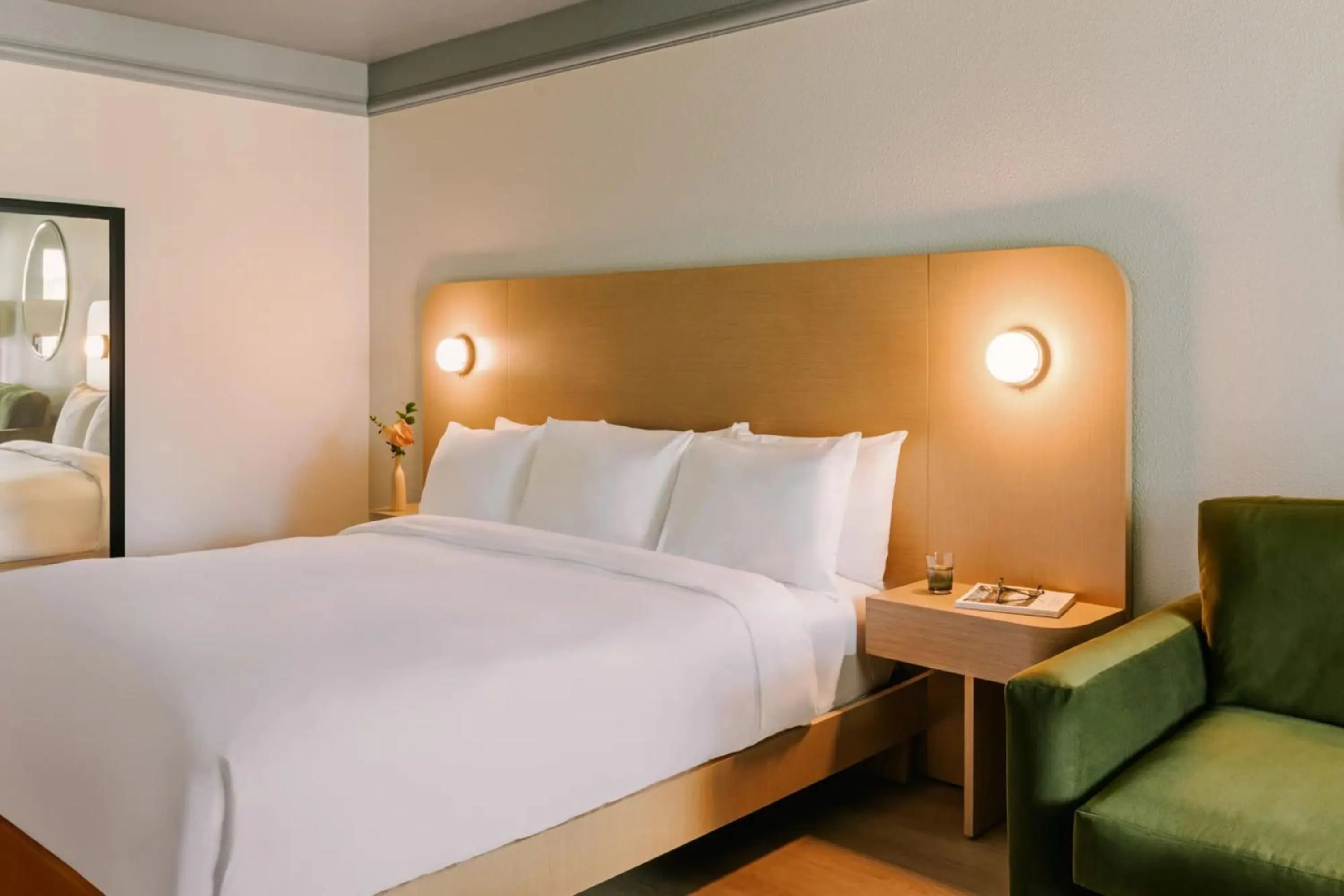 Photo of the whole room, Bed in voco Kissimmee Orlando by IHG