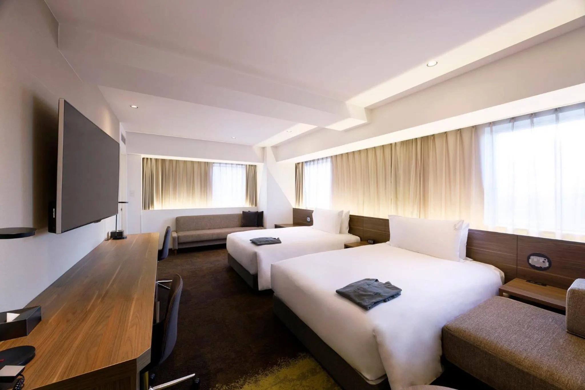Photo of the whole room, Bed in Holiday Inn & Suites Sapporo Odori Park by IHG