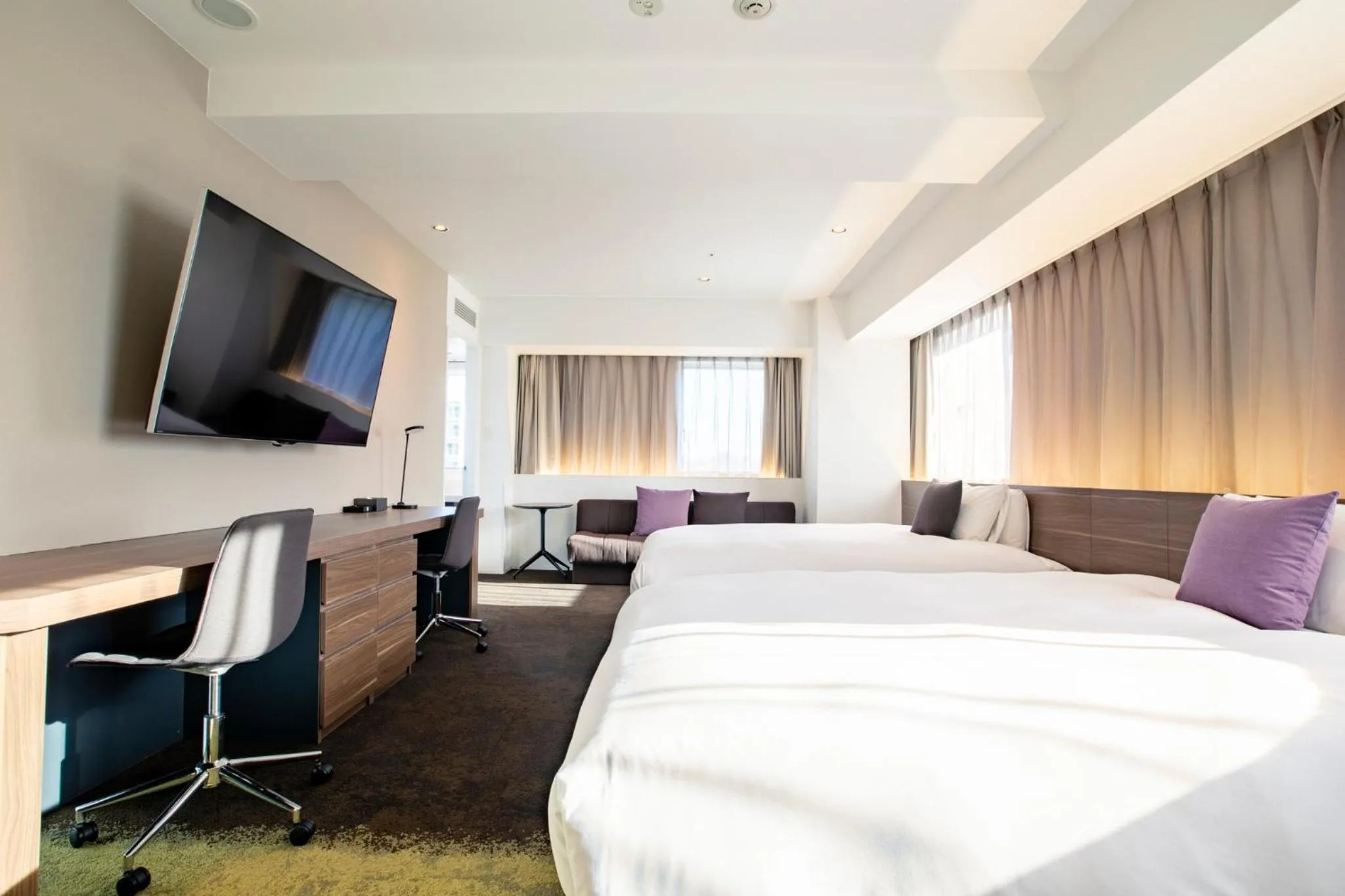 Photo of the whole room, Bed in Holiday Inn & Suites Sapporo Odori Park by IHG