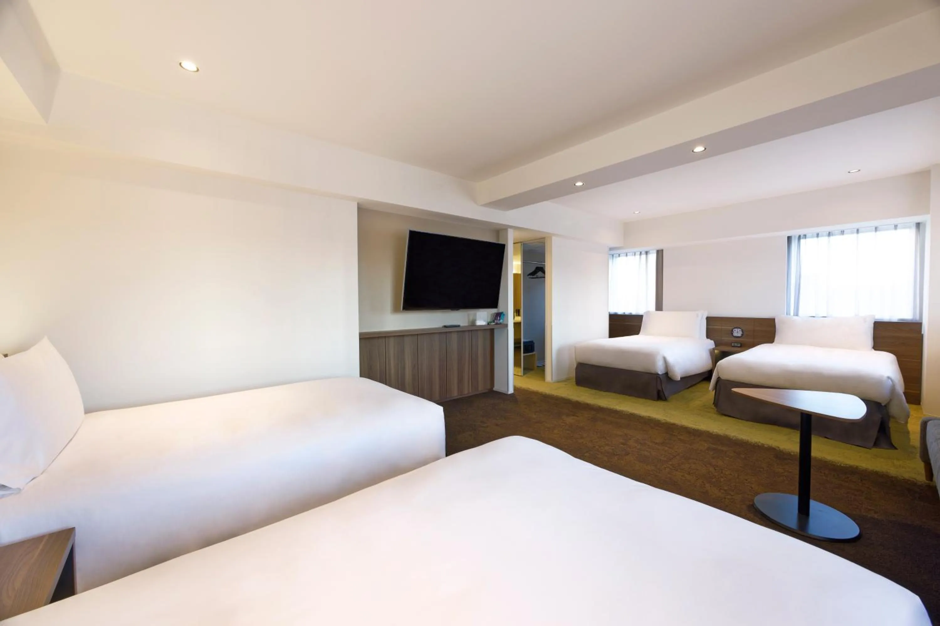 Photo of the whole room, Bed in Holiday Inn & Suites Sapporo Odori Park by IHG
