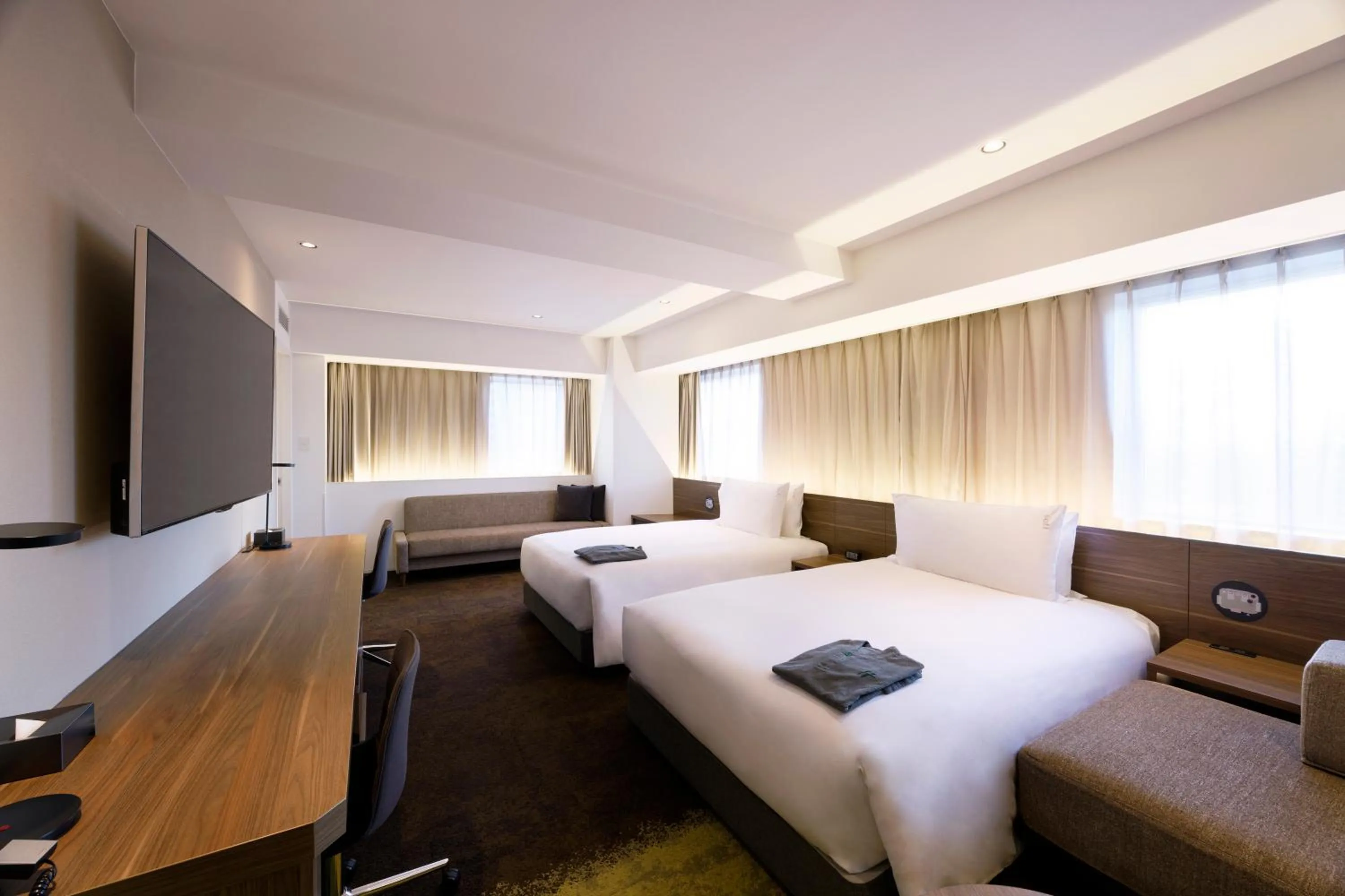 Photo of the whole room, Bed in Holiday Inn & Suites Sapporo Odori Park by IHG