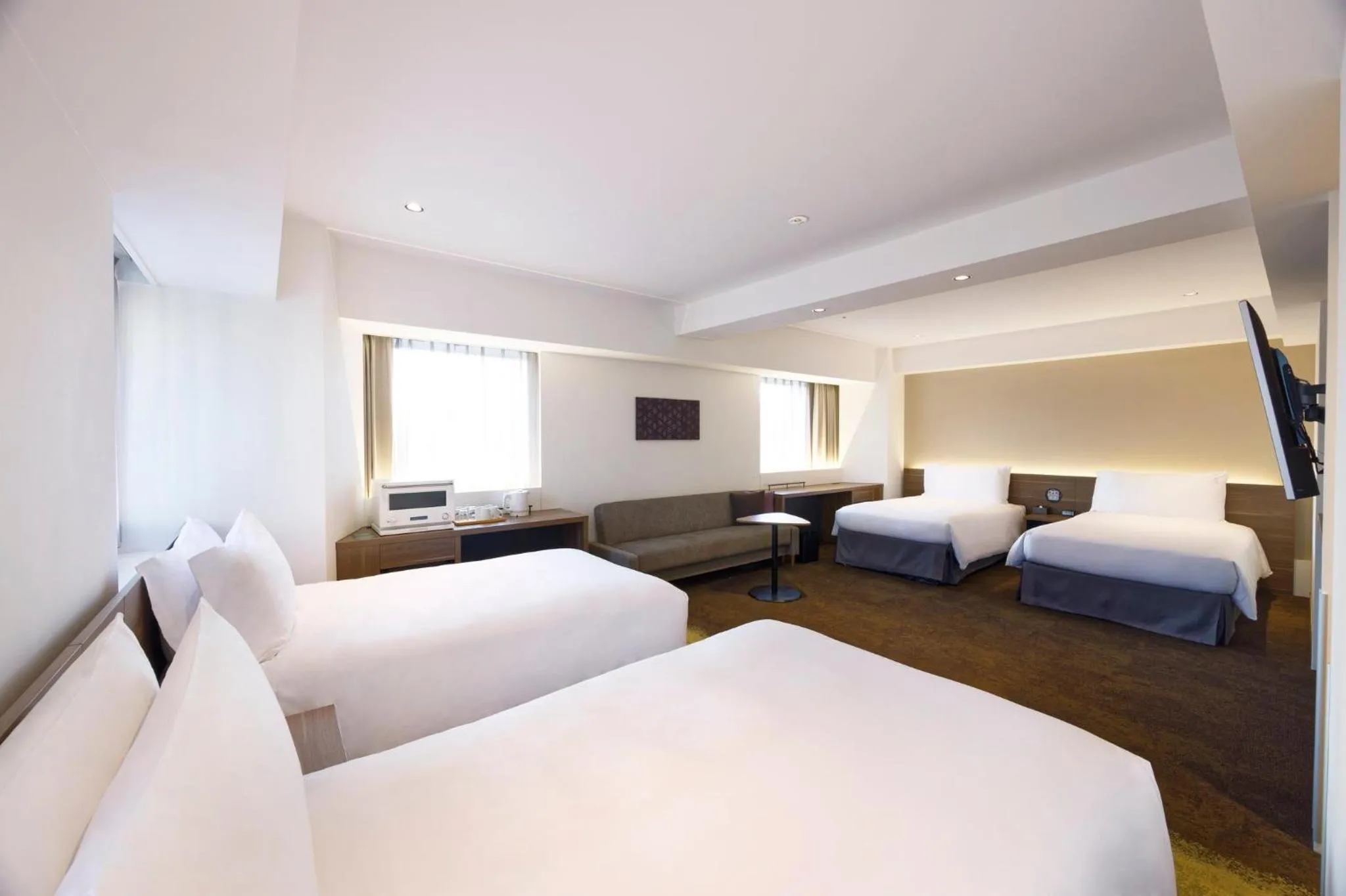 Photo of the whole room, Bed in Holiday Inn & Suites Sapporo Odori Park by IHG