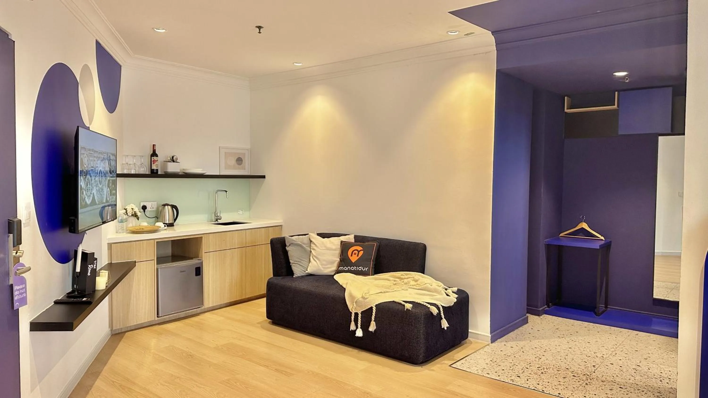 Living room, Bed in Ukiyo Hotel by manatidur