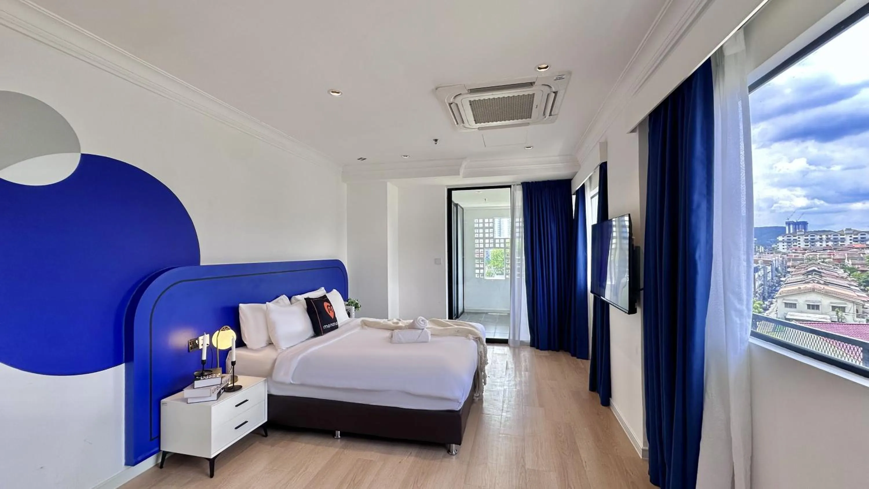 Photo of the whole room, Bed in Ukiyo Hotel by manatidur