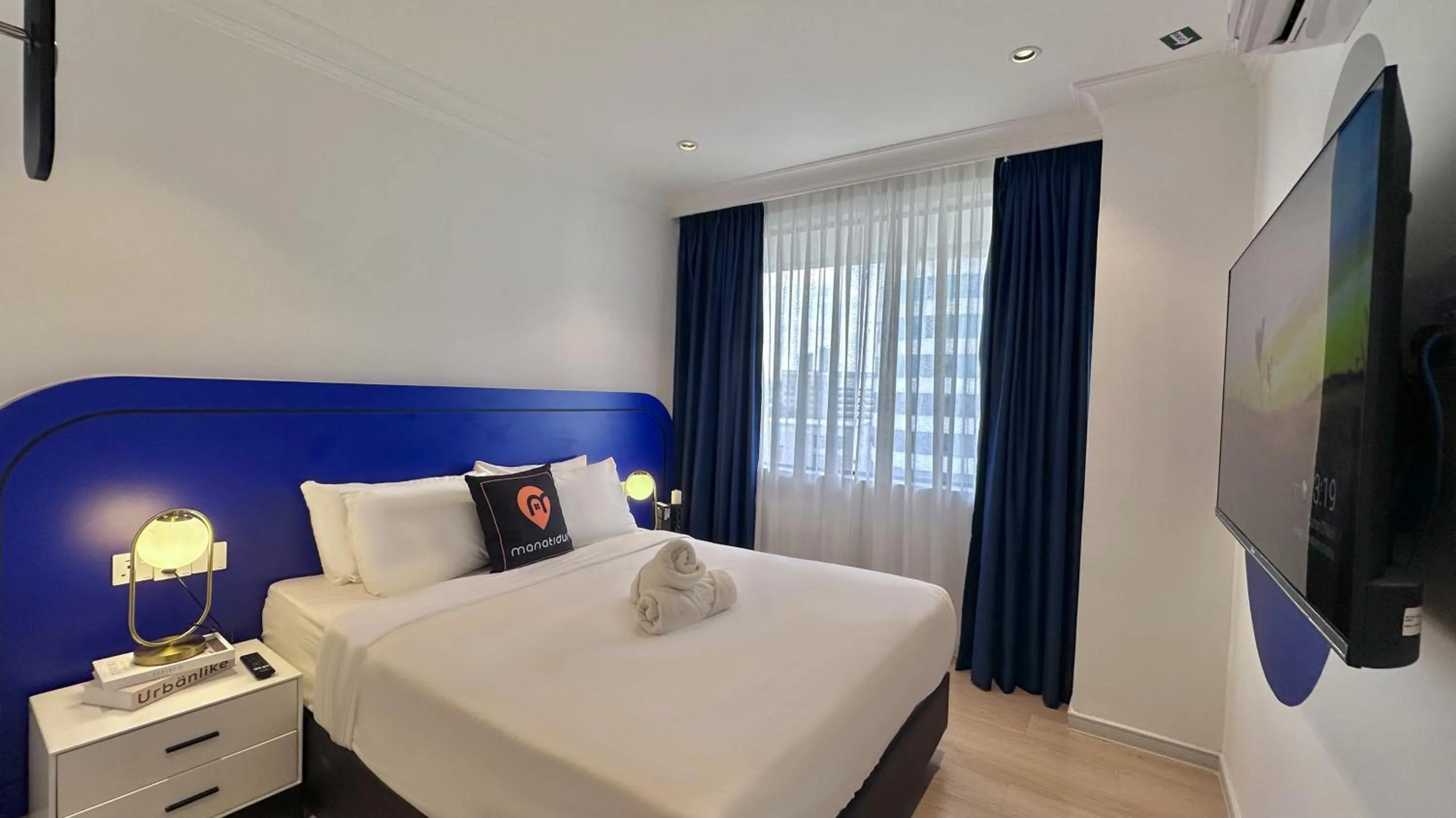 Bathroom, Bed in Ukiyo Hotel by manatidur