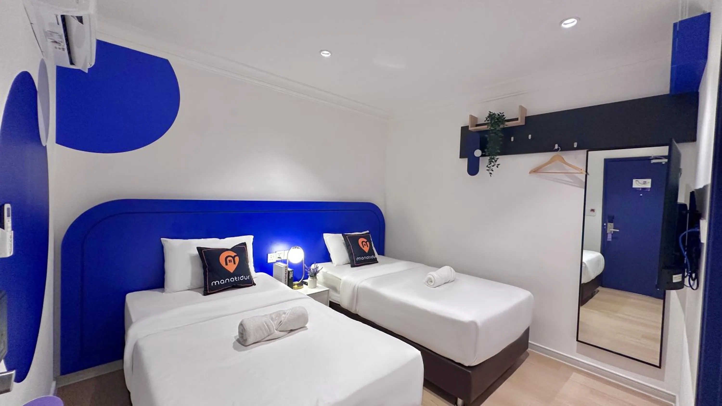 Photo of the whole room, Bed in Ukiyo Hotel by manatidur