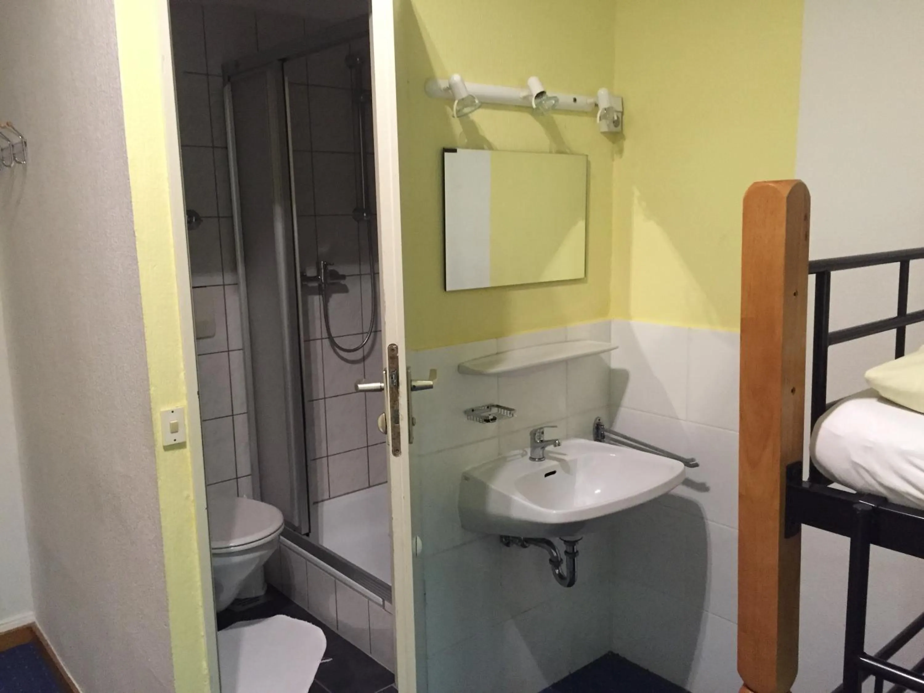 Shower, Bathroom in Jugend-Hotel Nürnberg