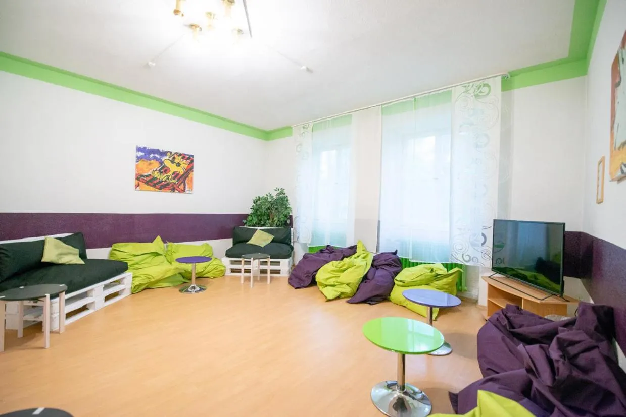 Communal lounge/ TV room in Jugend-Hotel Nürnberg