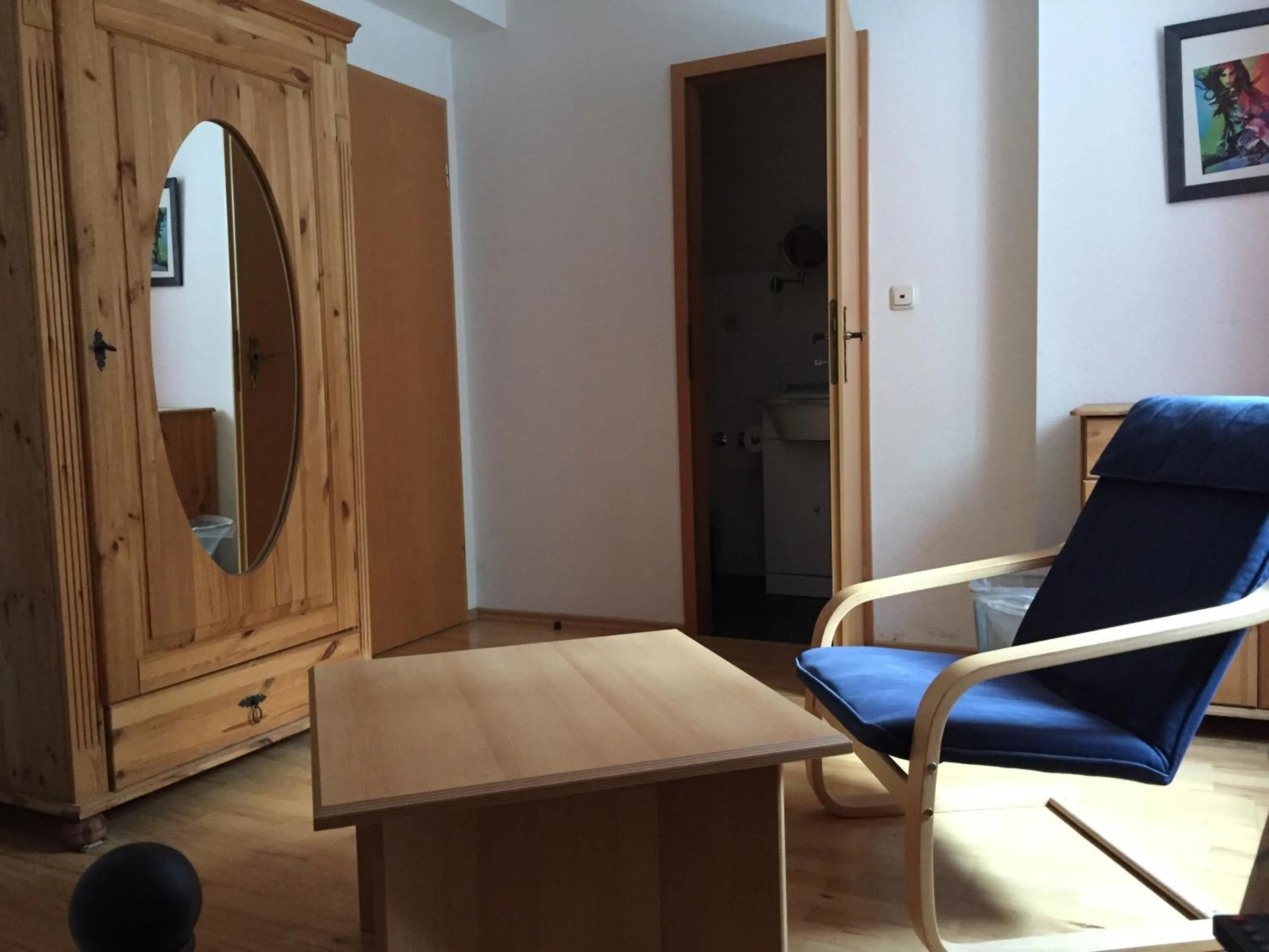 Photo of the whole room, Seating Area in Jugend-Hotel Nürnberg