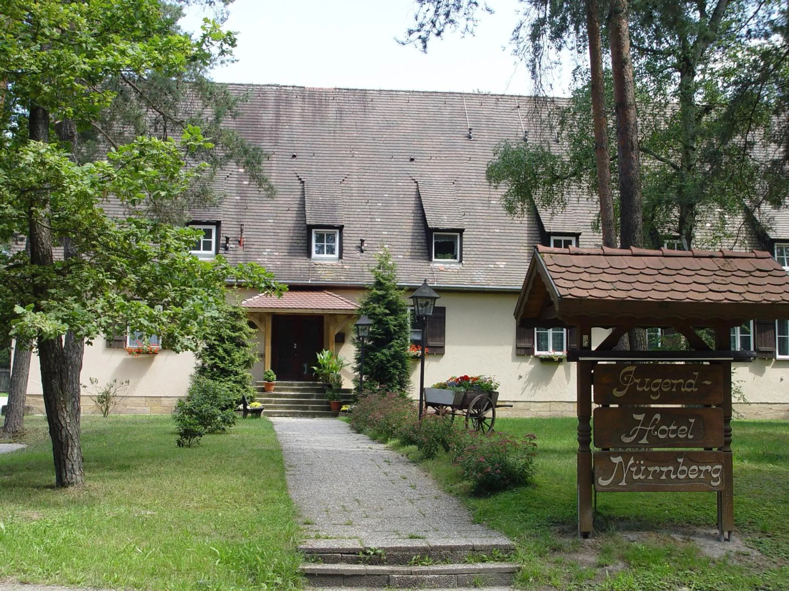 Facade/entrance, Property Building in Jugend-Hotel Nürnberg
