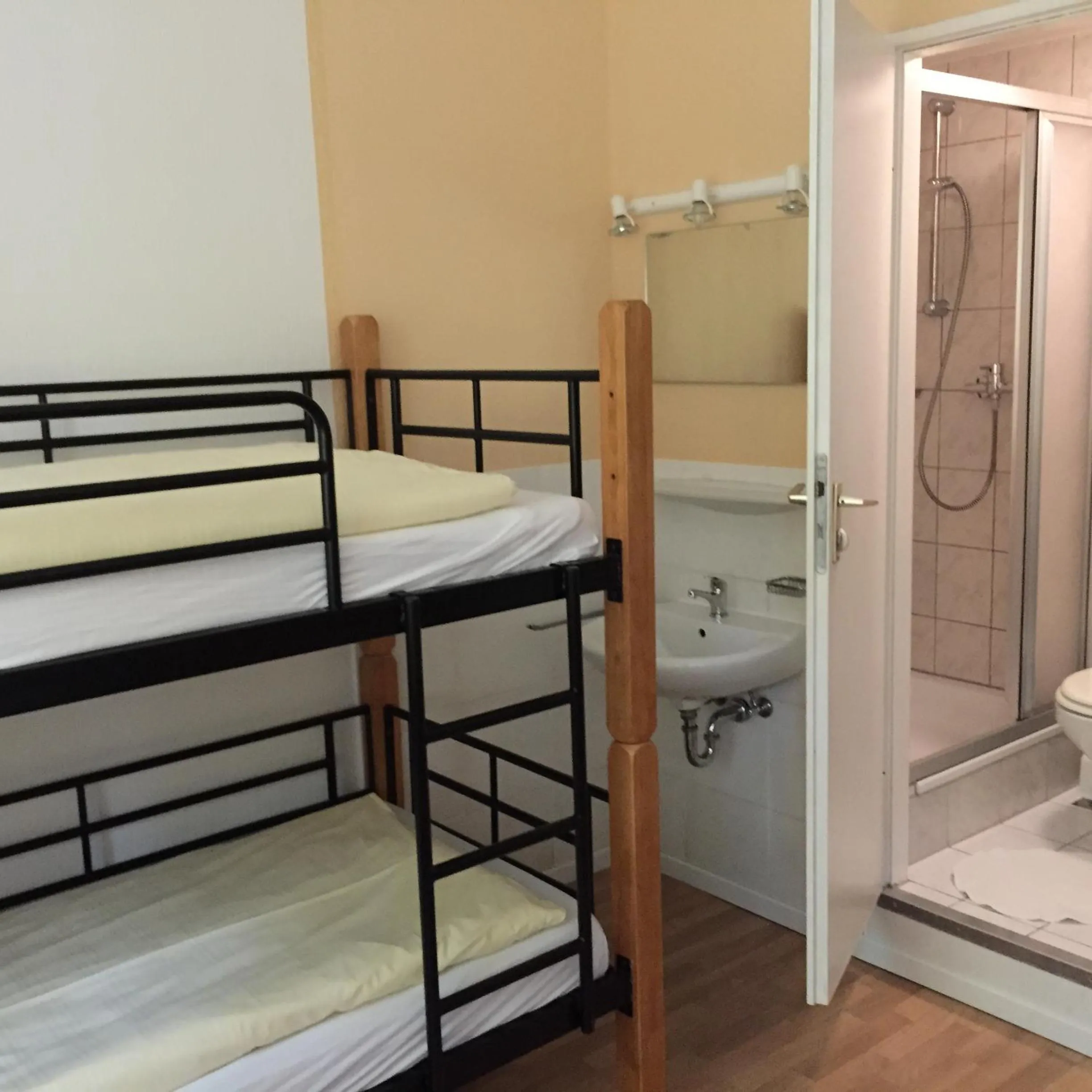 Shower, Bed in Jugend-Hotel Nürnberg