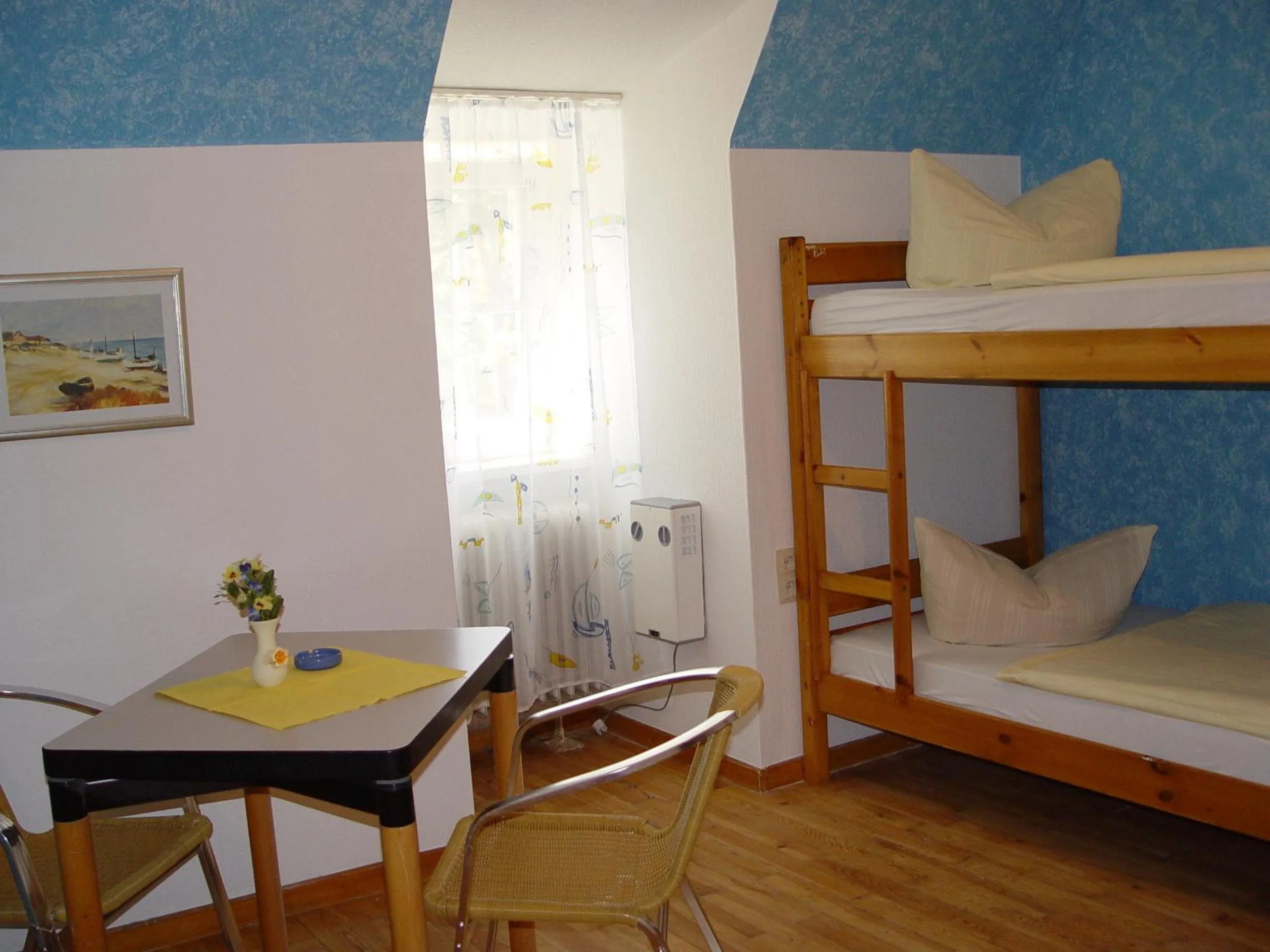 Photo of the whole room, Bed in Jugend-Hotel Nürnberg