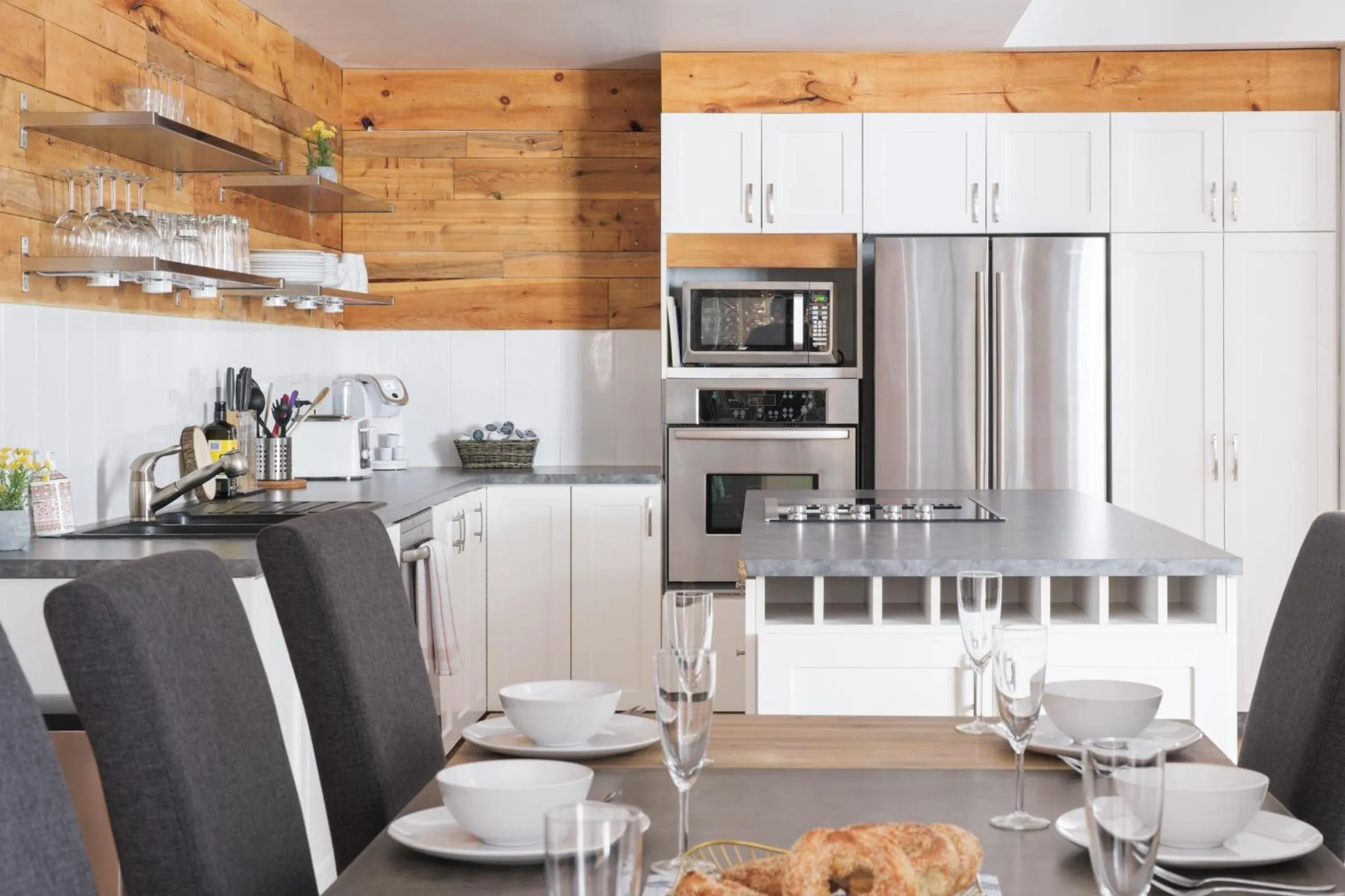 Dining area in MTLVacationRentals - The City Chalet