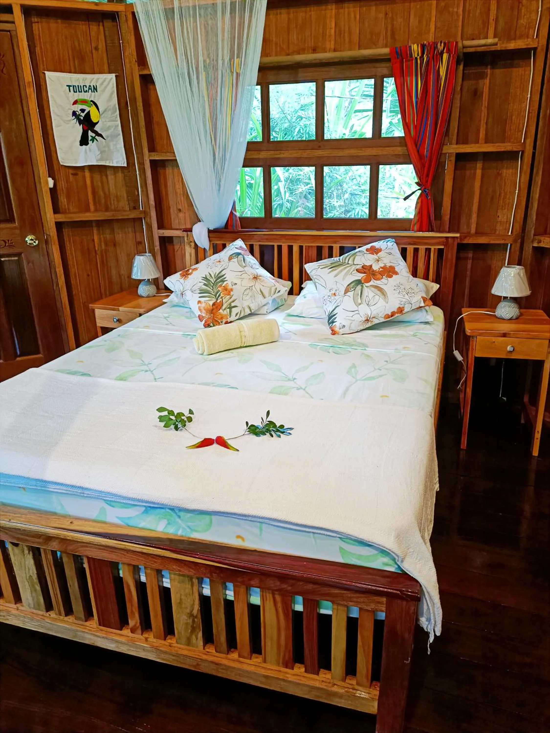 Property building, Bed in Sun Creek Lodge