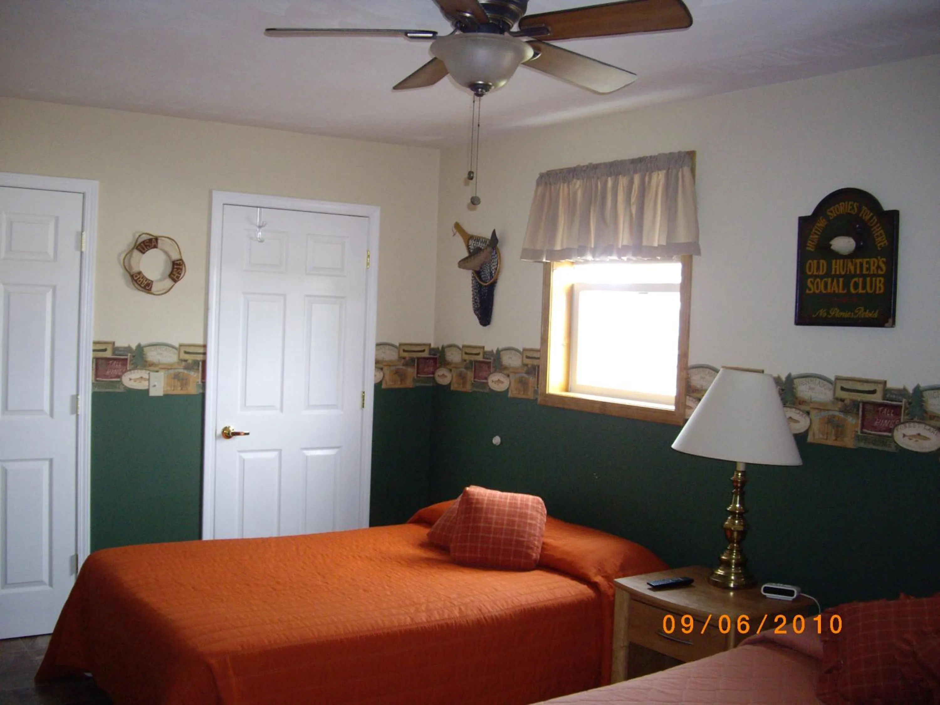 Property building, Bed in Lakeview Motel & Apartments