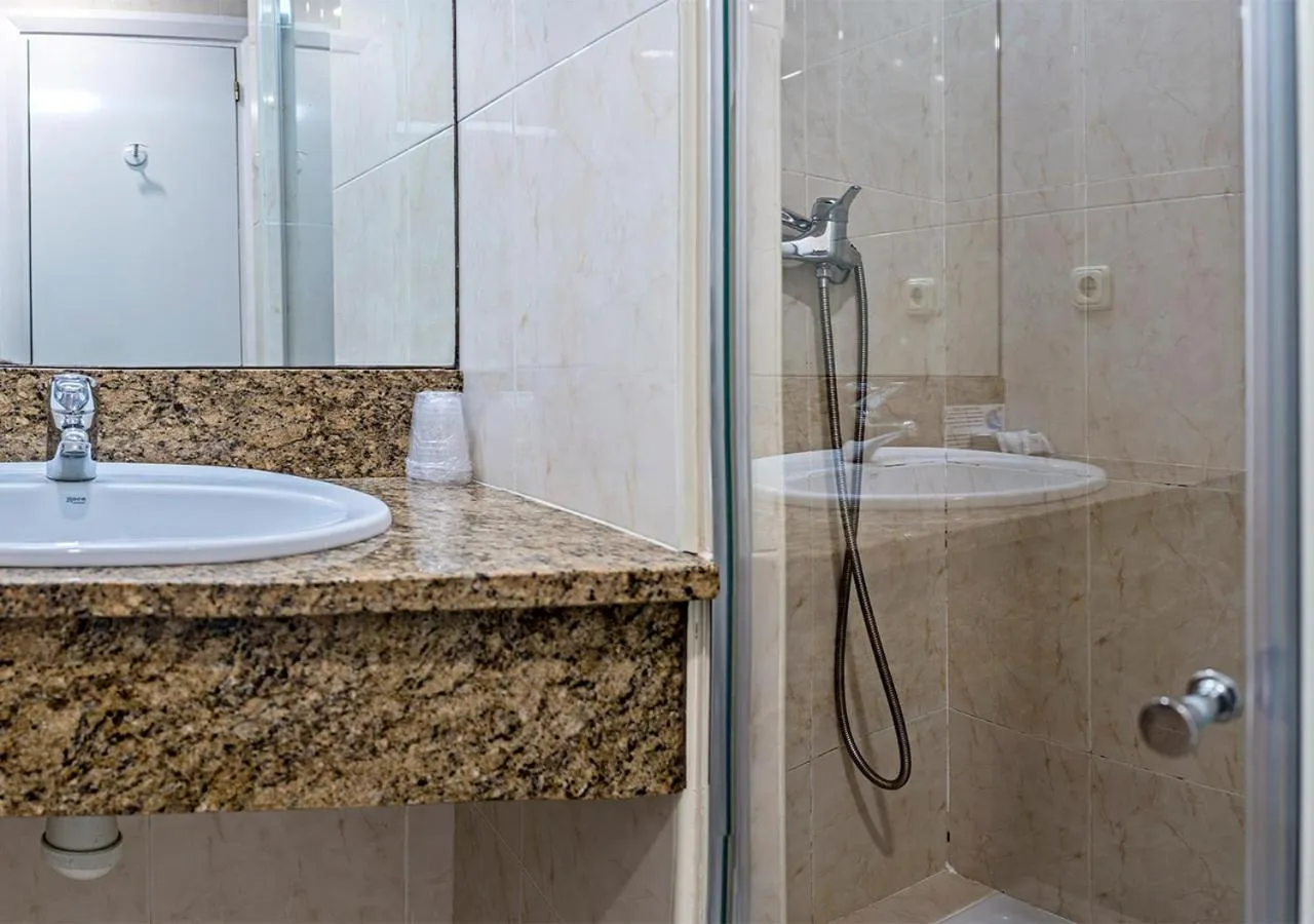 Shower in Hotel Txartel