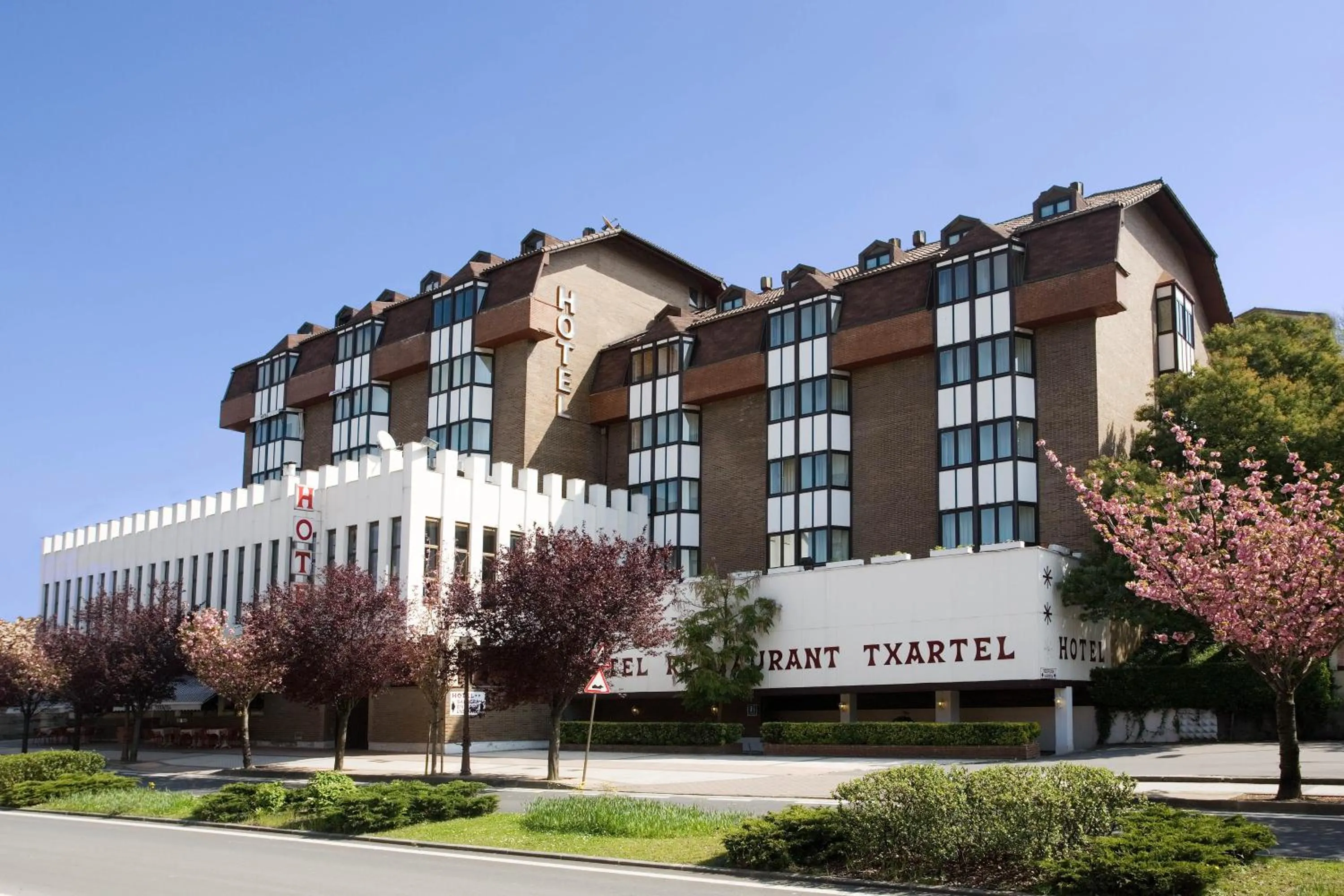 Facade/entrance in Hotel Txartel