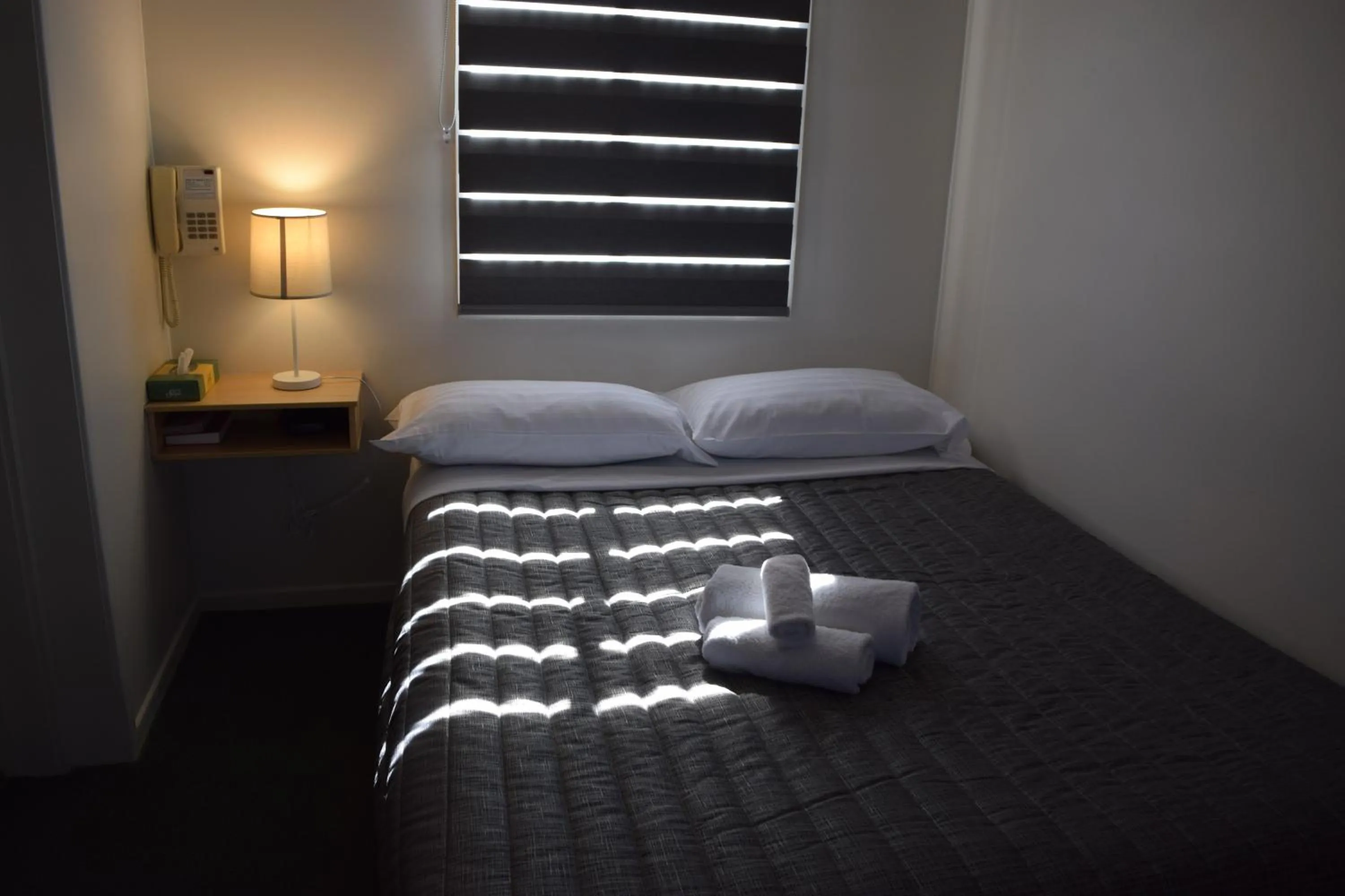 Bed in Warwick Vines Motel