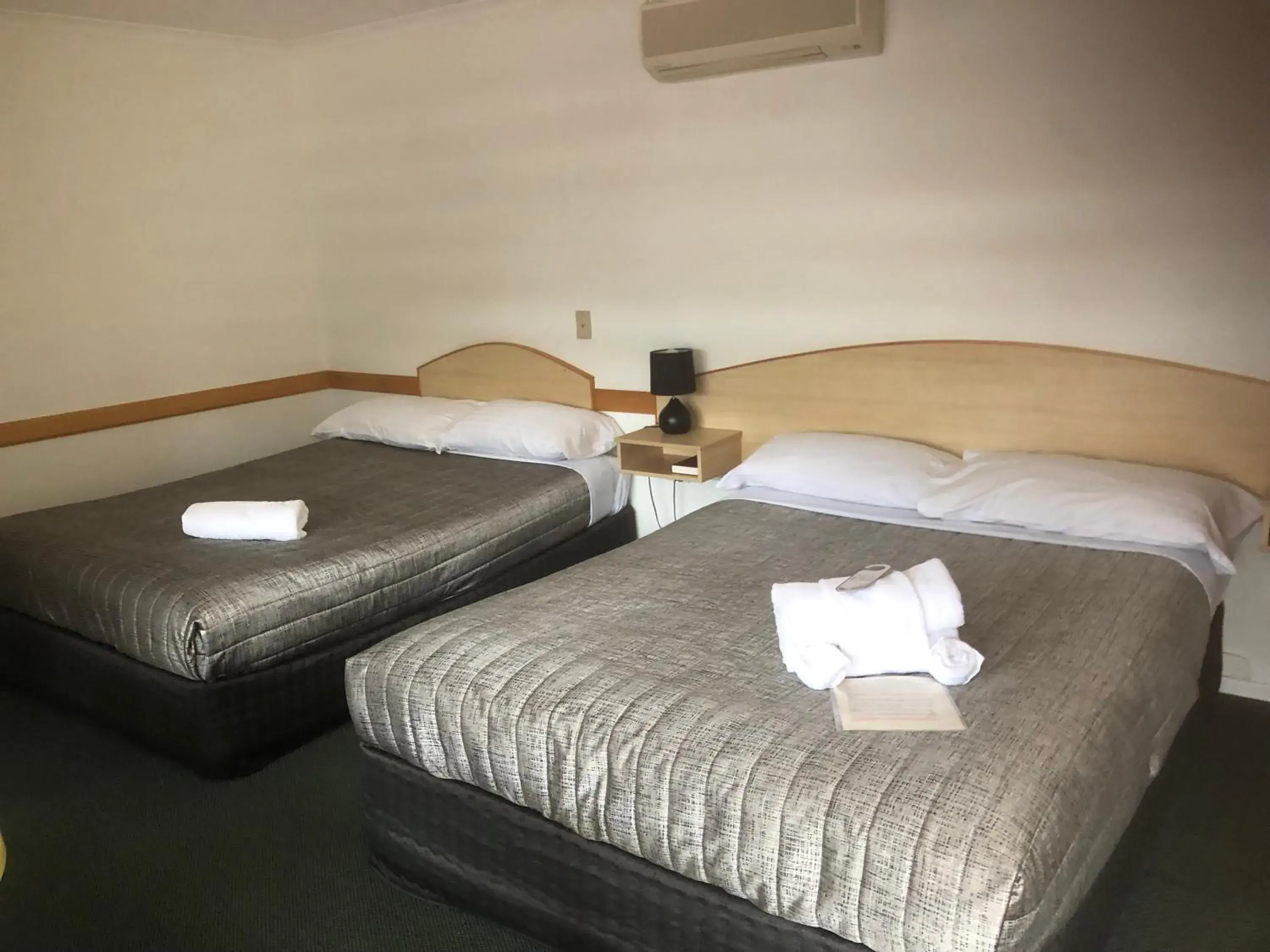 Standard Twin Room in Warwick Vines Motel Standard Twin Room in Warwick Vines Motel