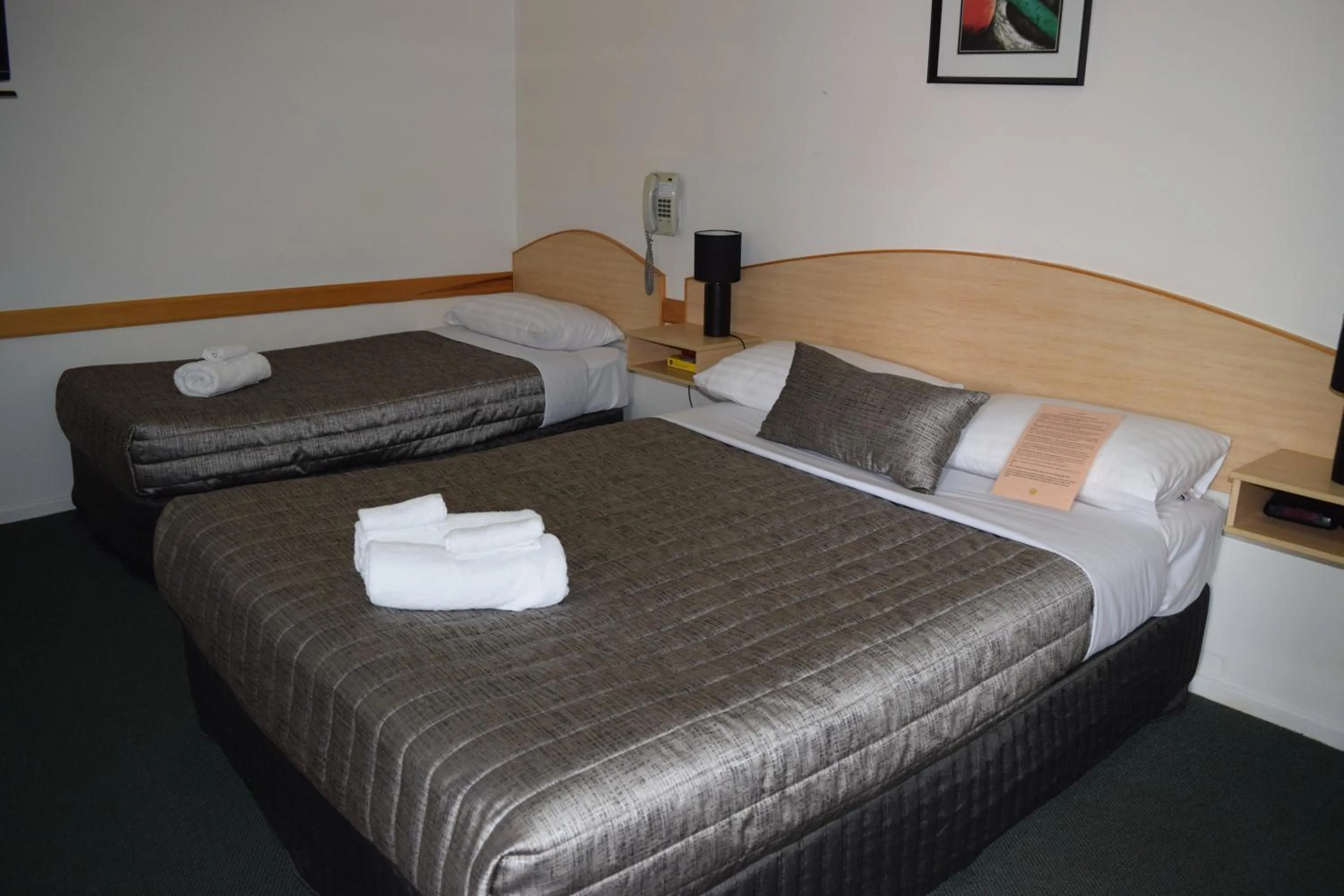 Bed in Warwick Vines Motel