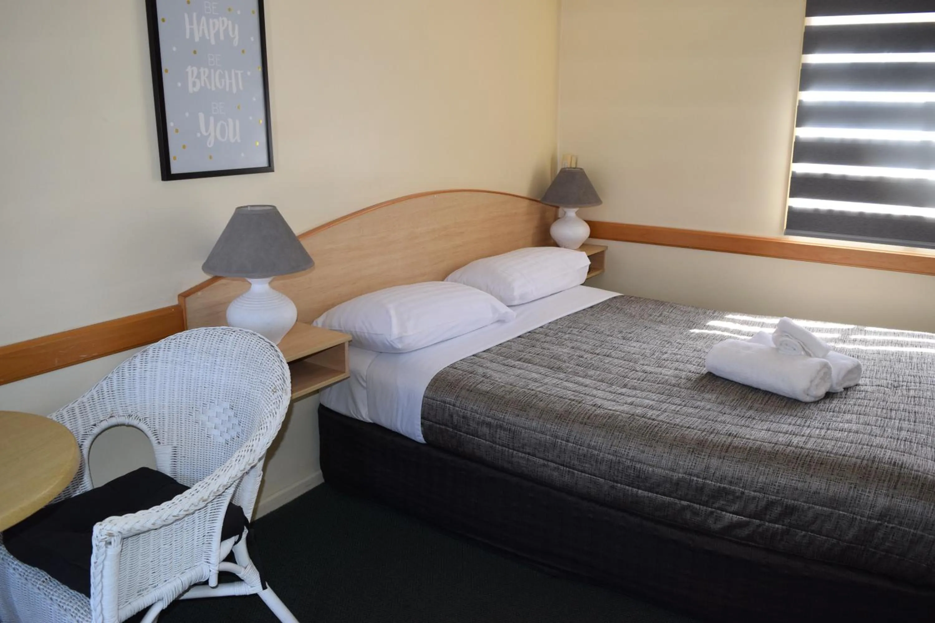 Bed in Warwick Vines Motel