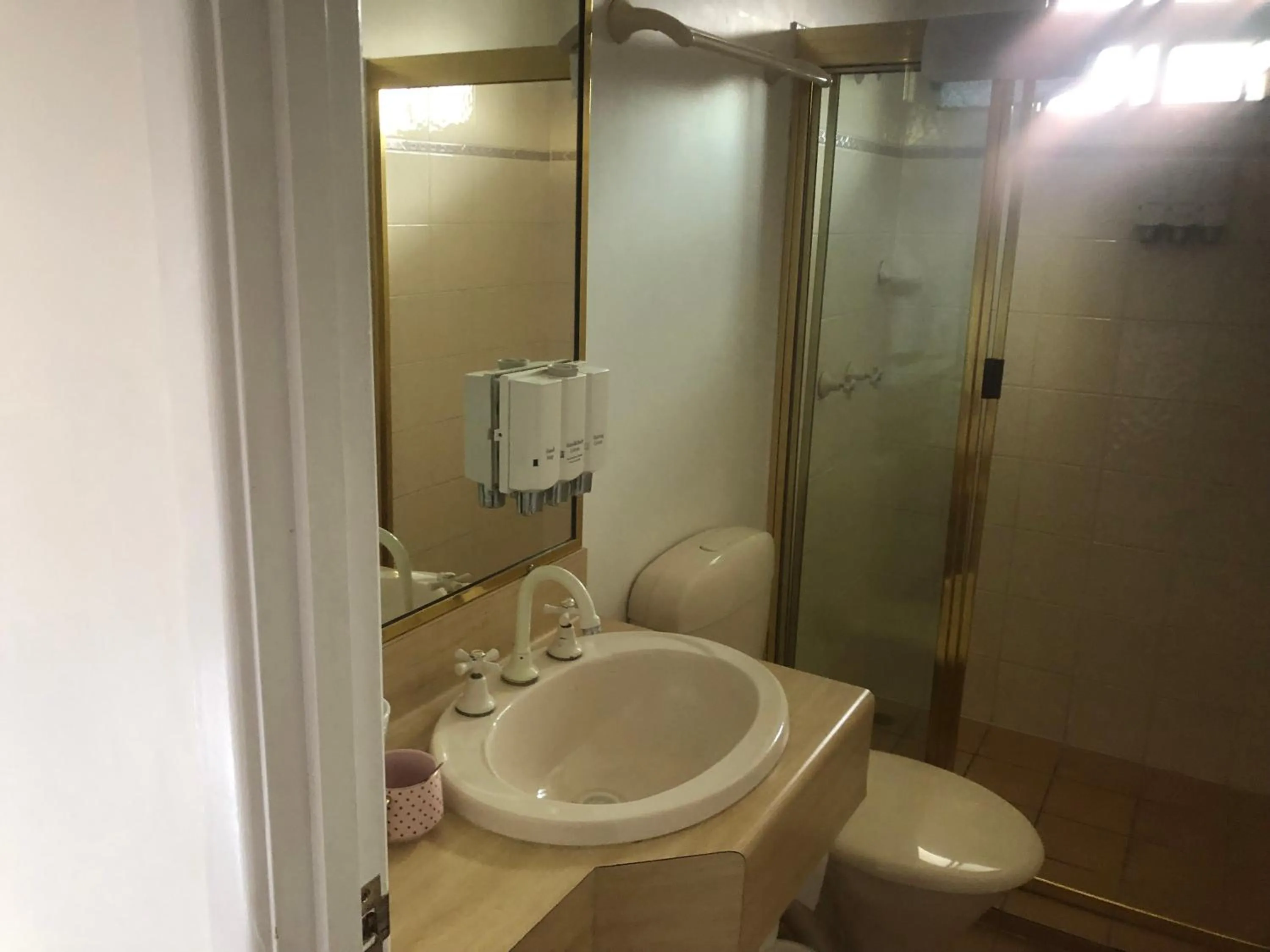 Bathroom in Warwick Vines Motel