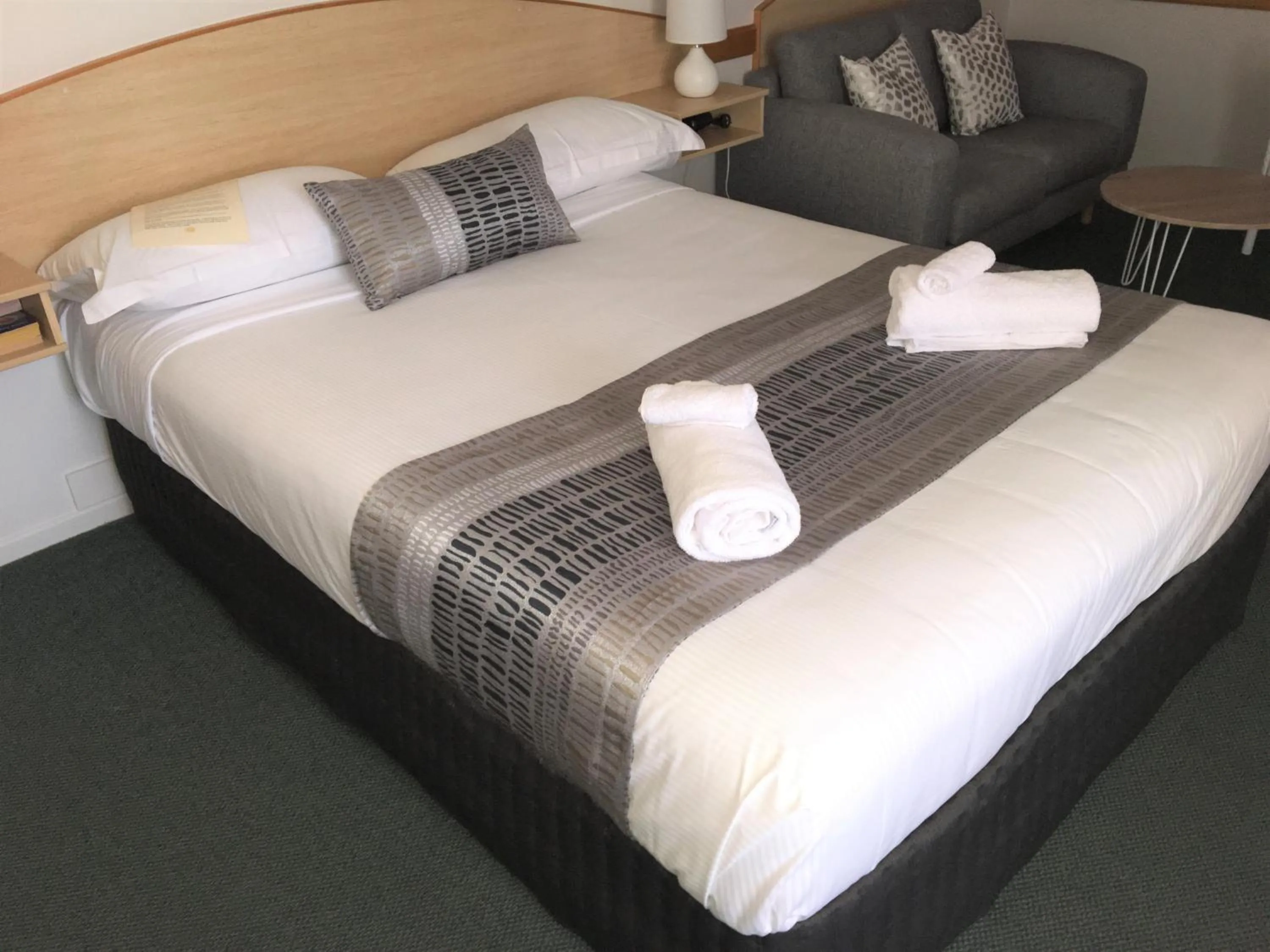 Bed in Warwick Vines Motel