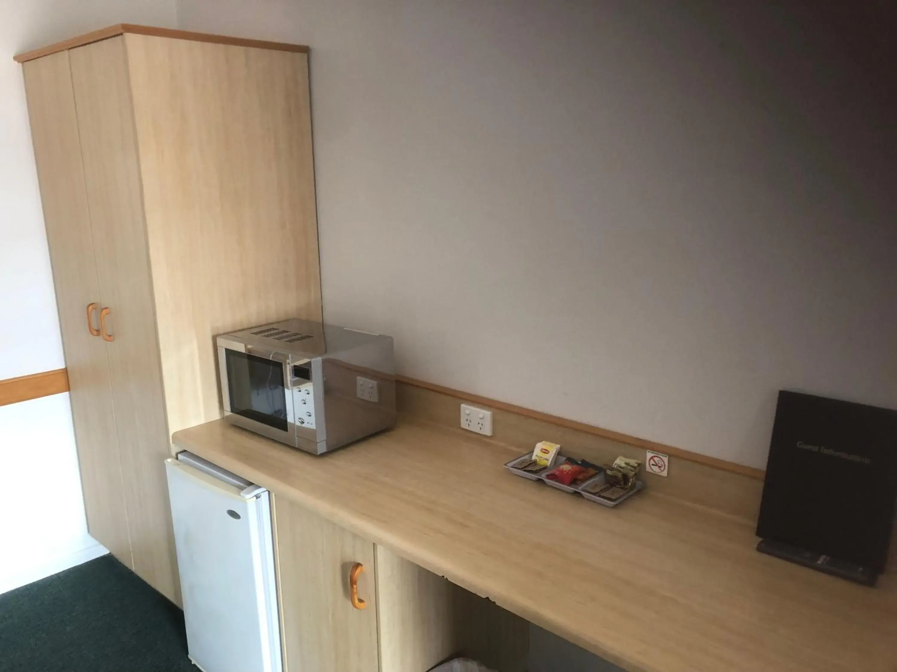 Standard Double Room in Warwick Vines Motel Standard Double Room in Warwick Vines Motel