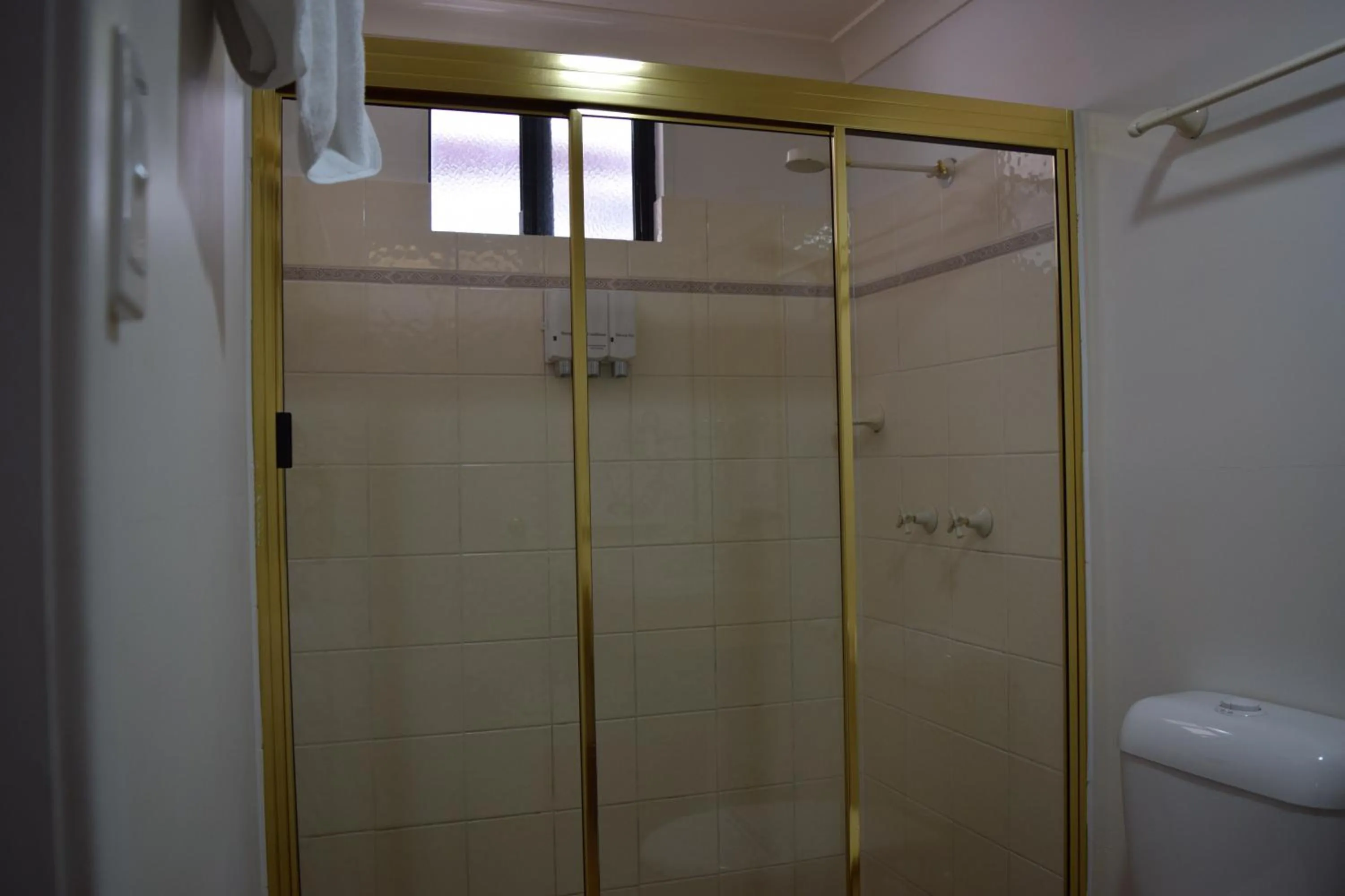 Bathroom in Warwick Vines Motel