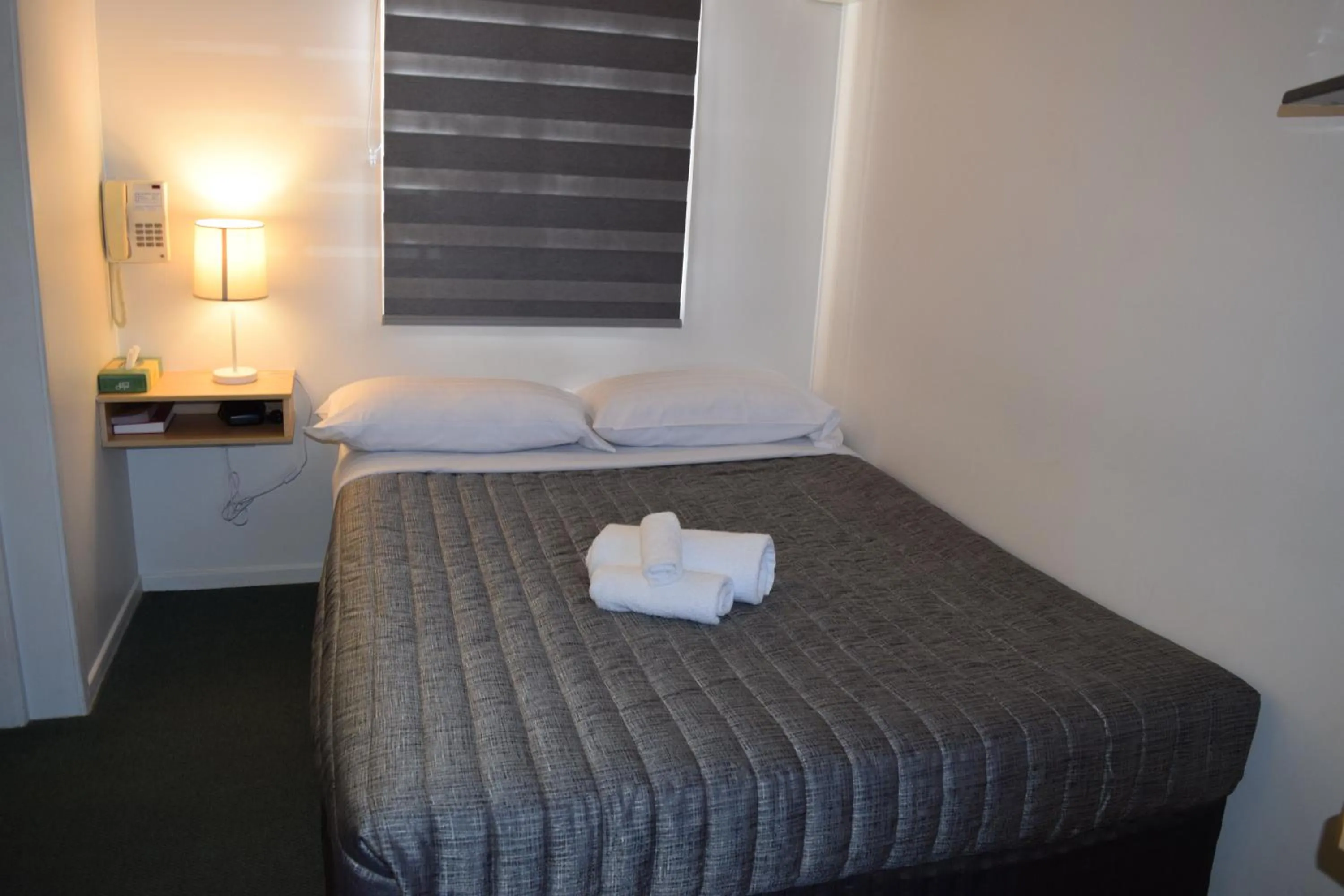 Bed in Warwick Vines Motel