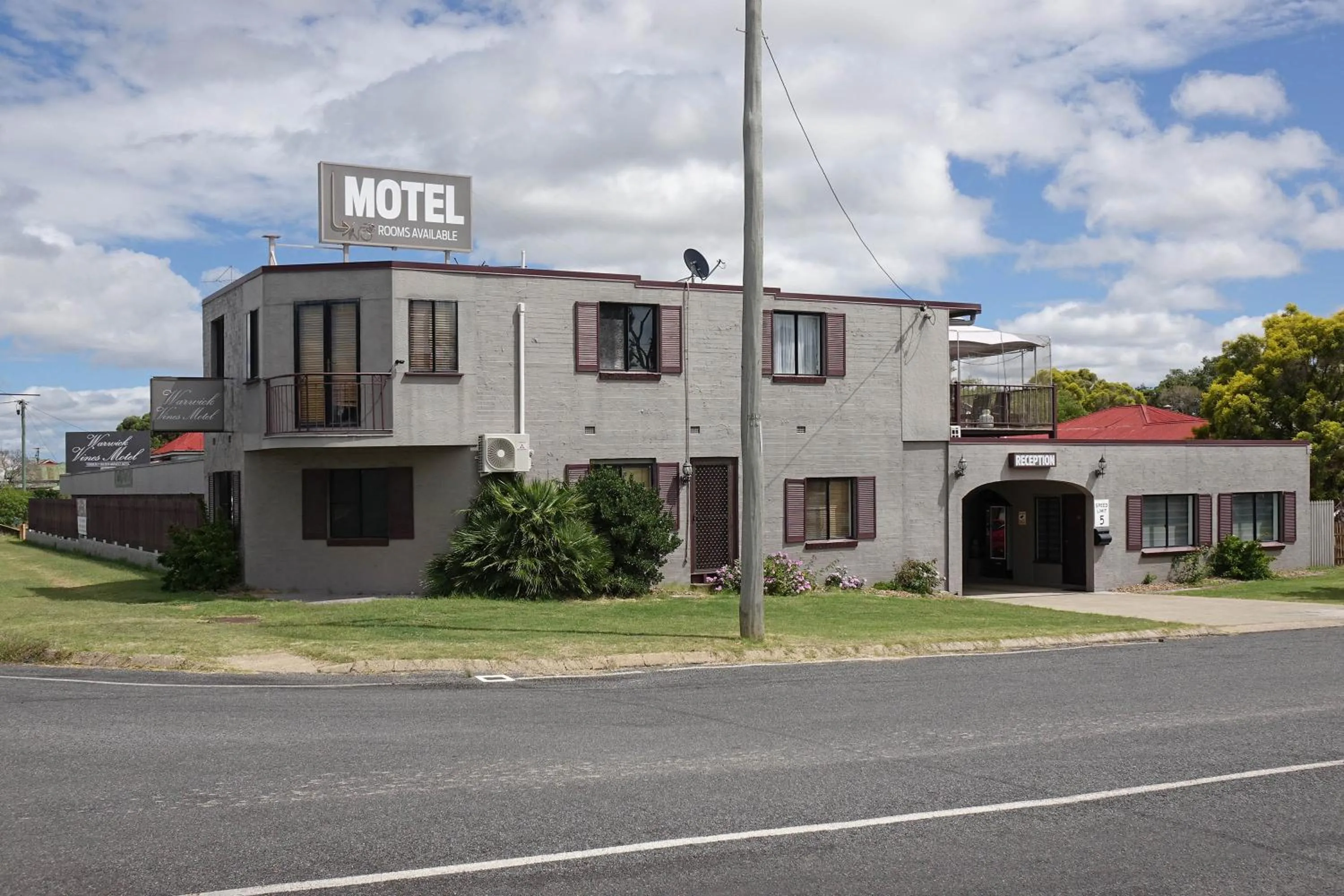 Property building in Warwick Vines Motel