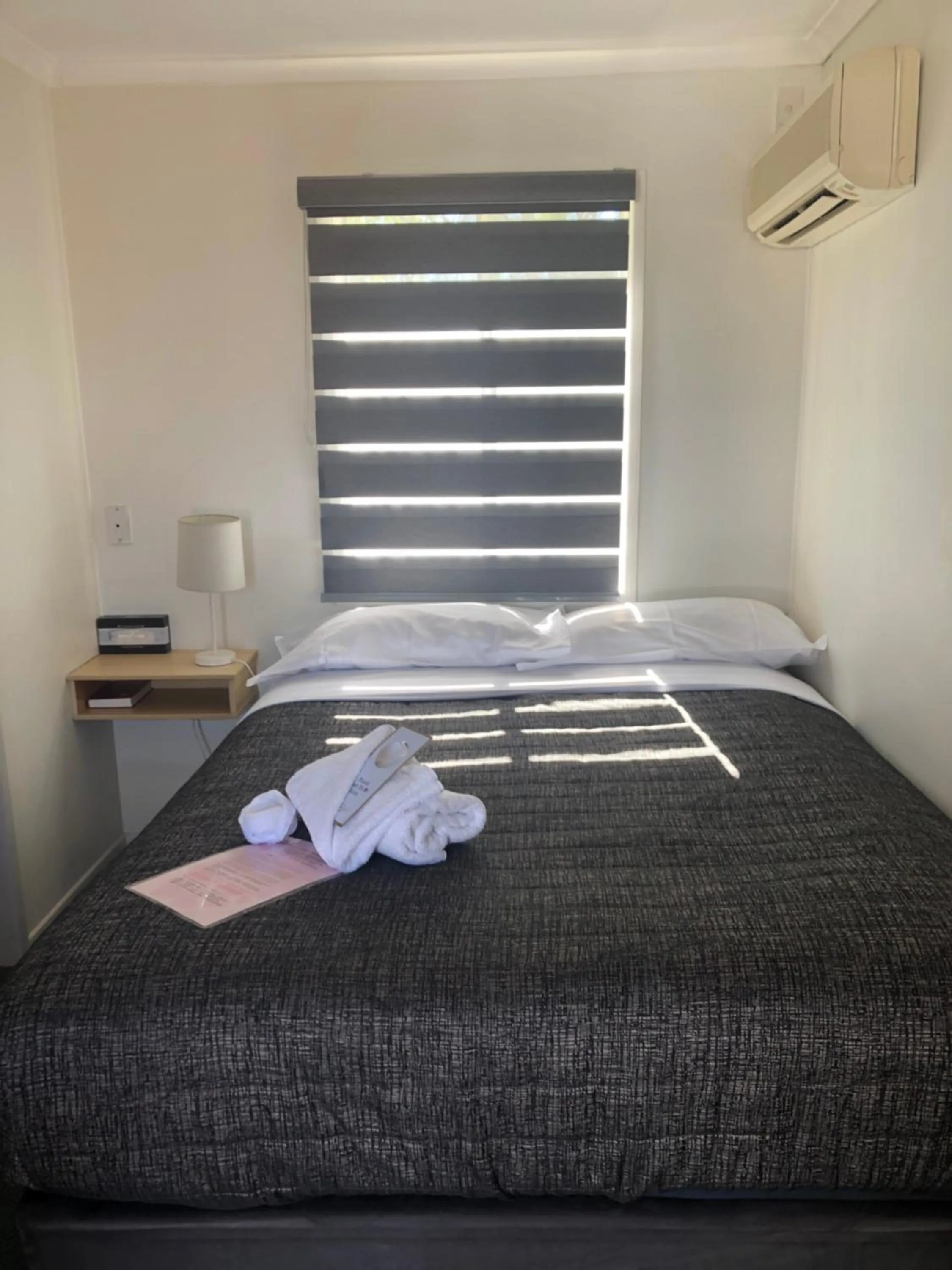 Bedroom in Warwick Vines Motel