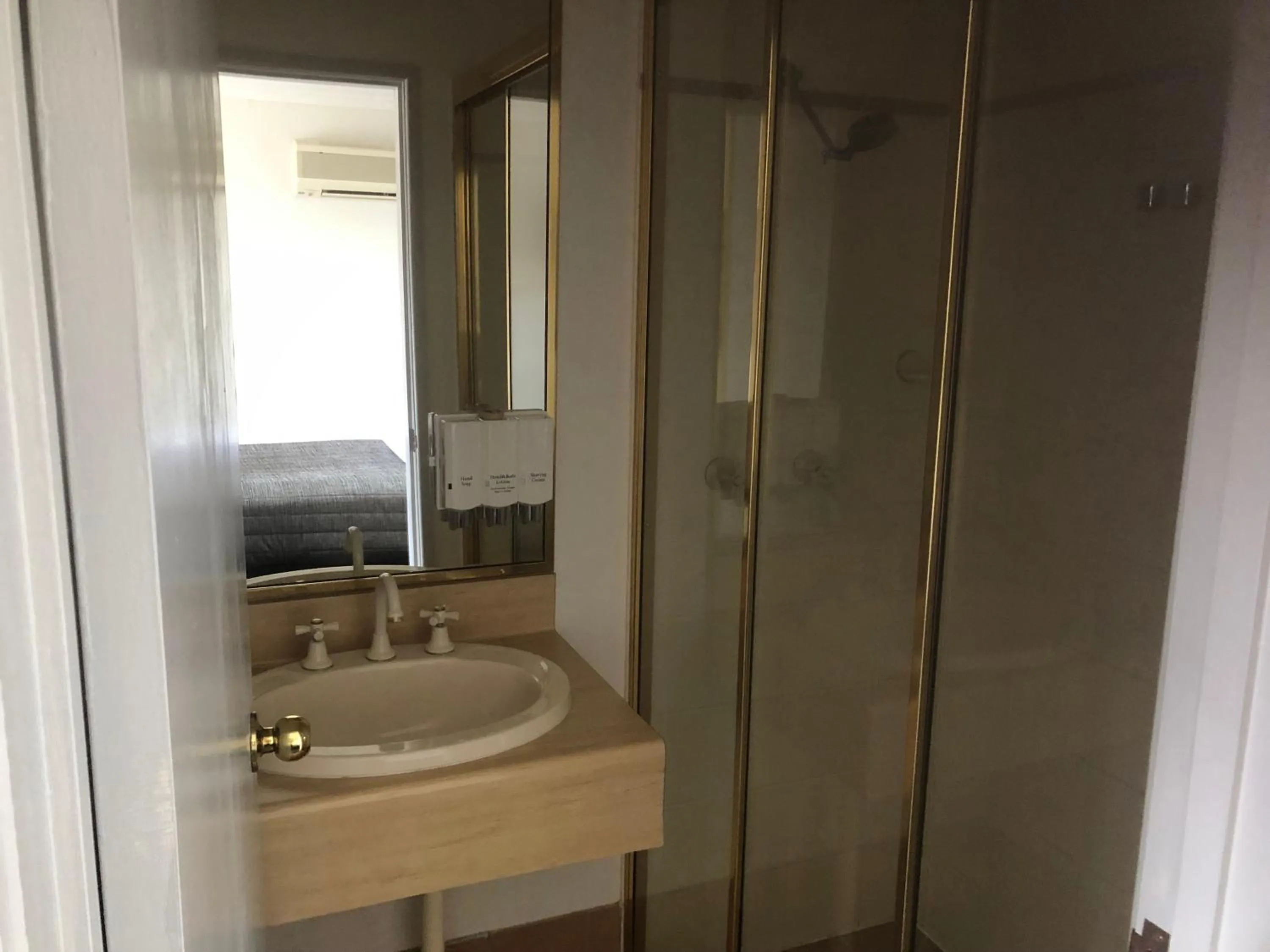 Bathroom in Warwick Vines Motel