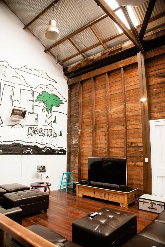 Lounge or bar, TV/Entertainment Center in Fremantle Hostel
