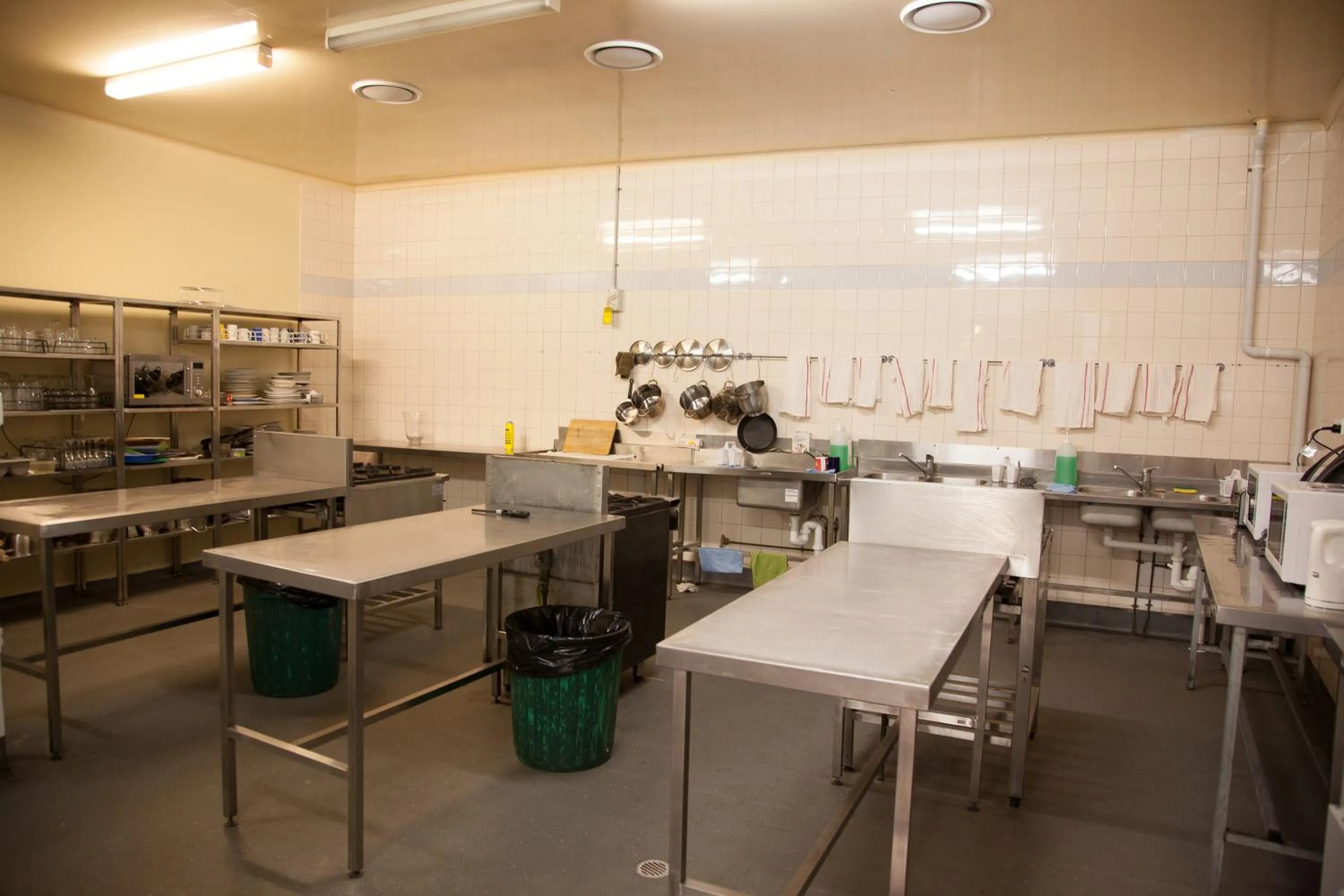 Communal kitchen, Restaurant/Places to Eat in Fremantle Hostel