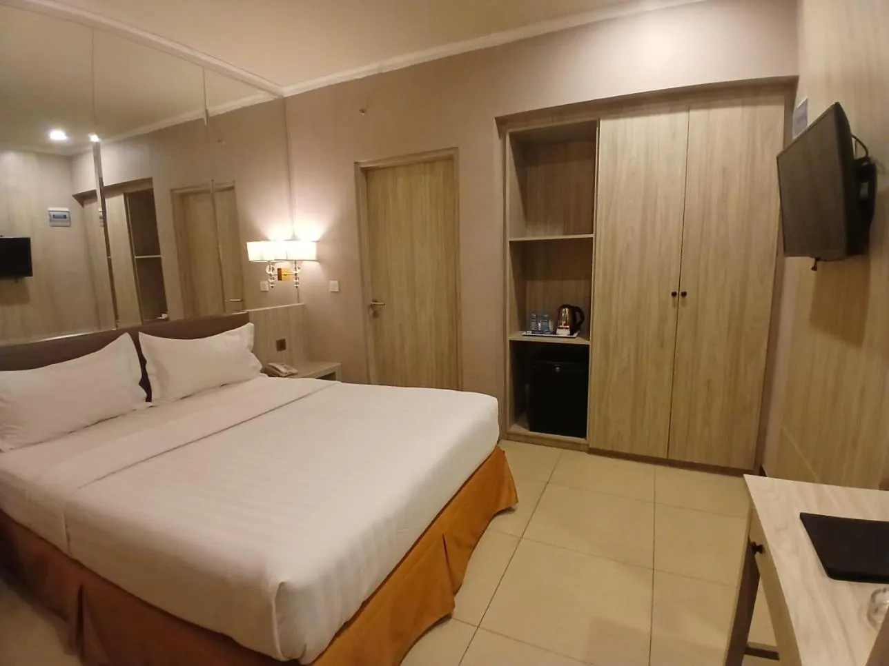 Bedroom, Bed in Grand Paragon Hotel