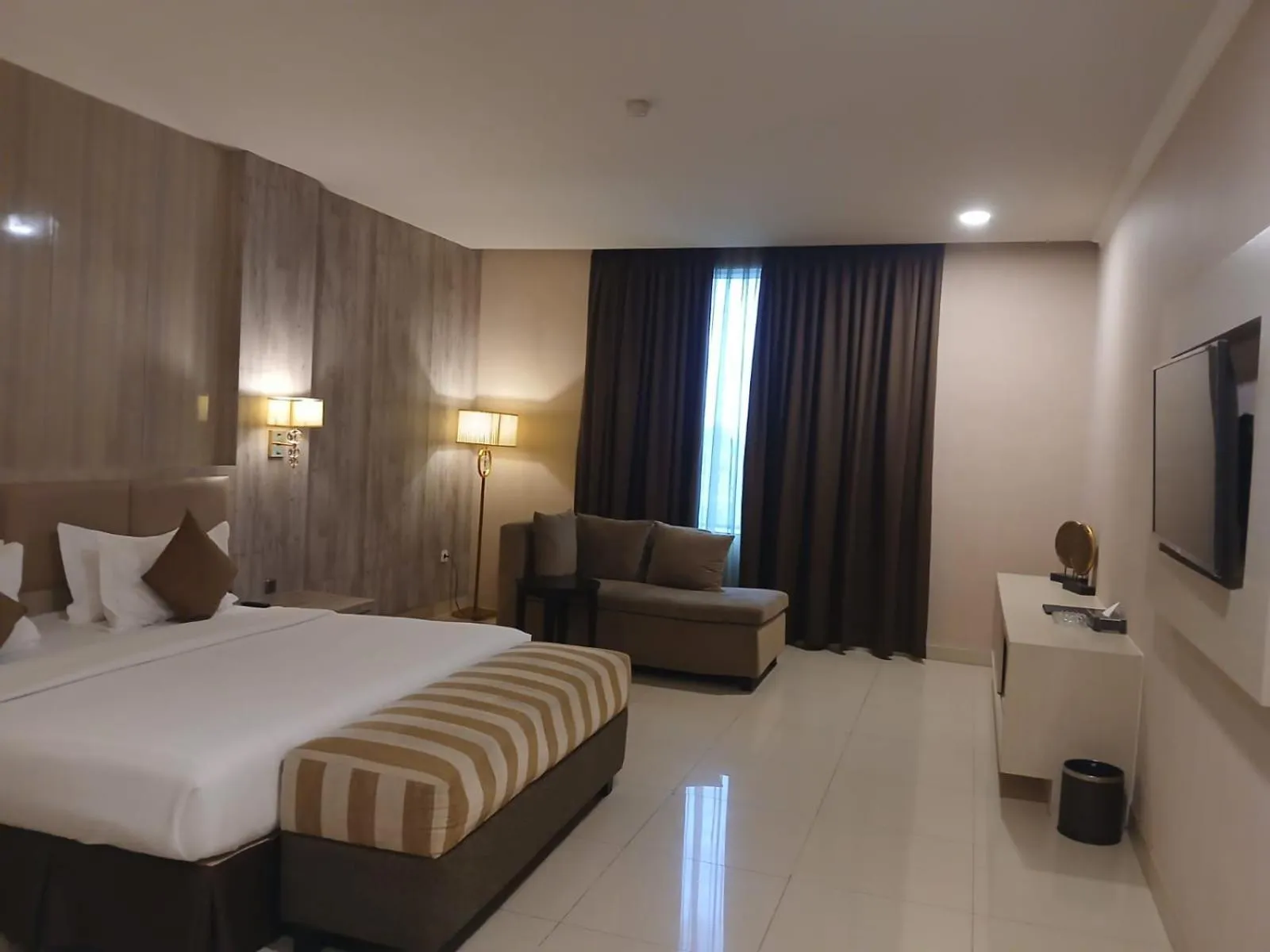 Bedroom, Bed in Grand Paragon Hotel