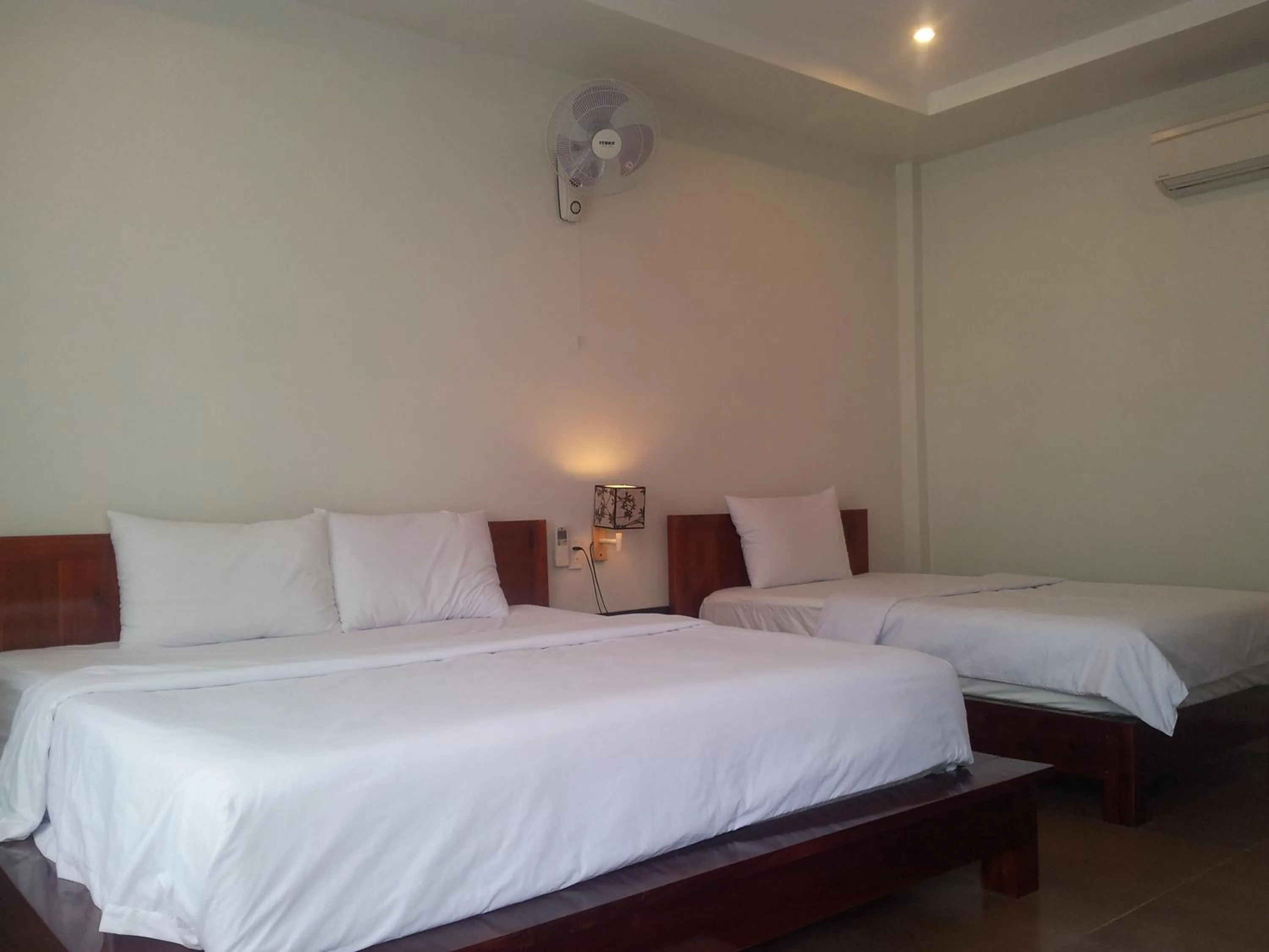 Photo of the whole room, Bed in Sunshine Bungalow