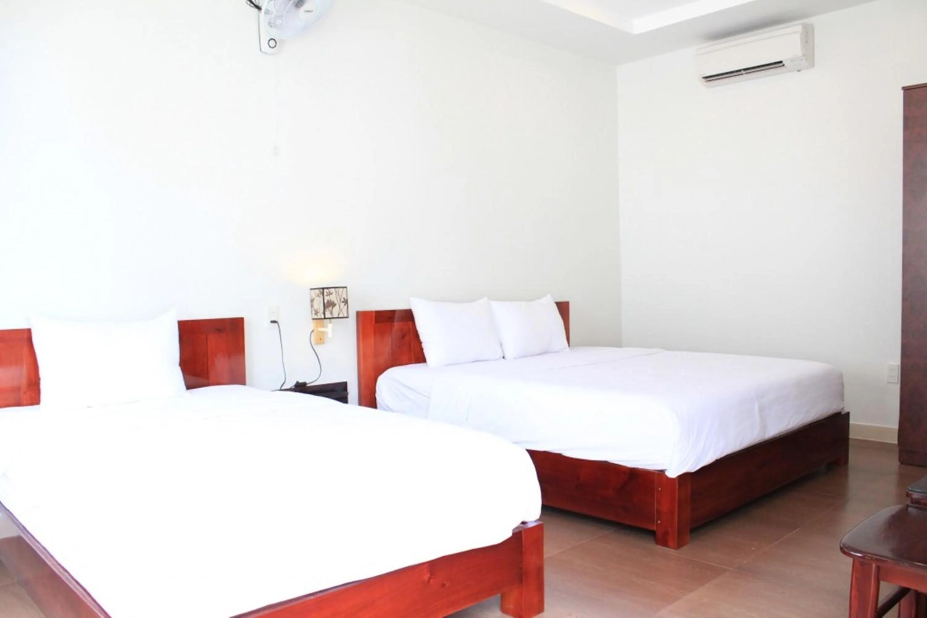 Photo of the whole room, Bed in Sunshine Bungalow