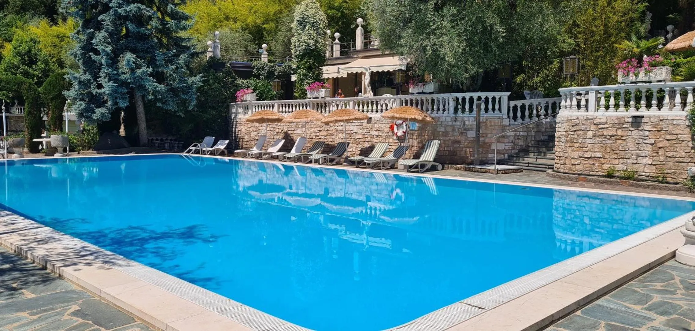 Swimming pool in Park Hotel Ville Montefiori