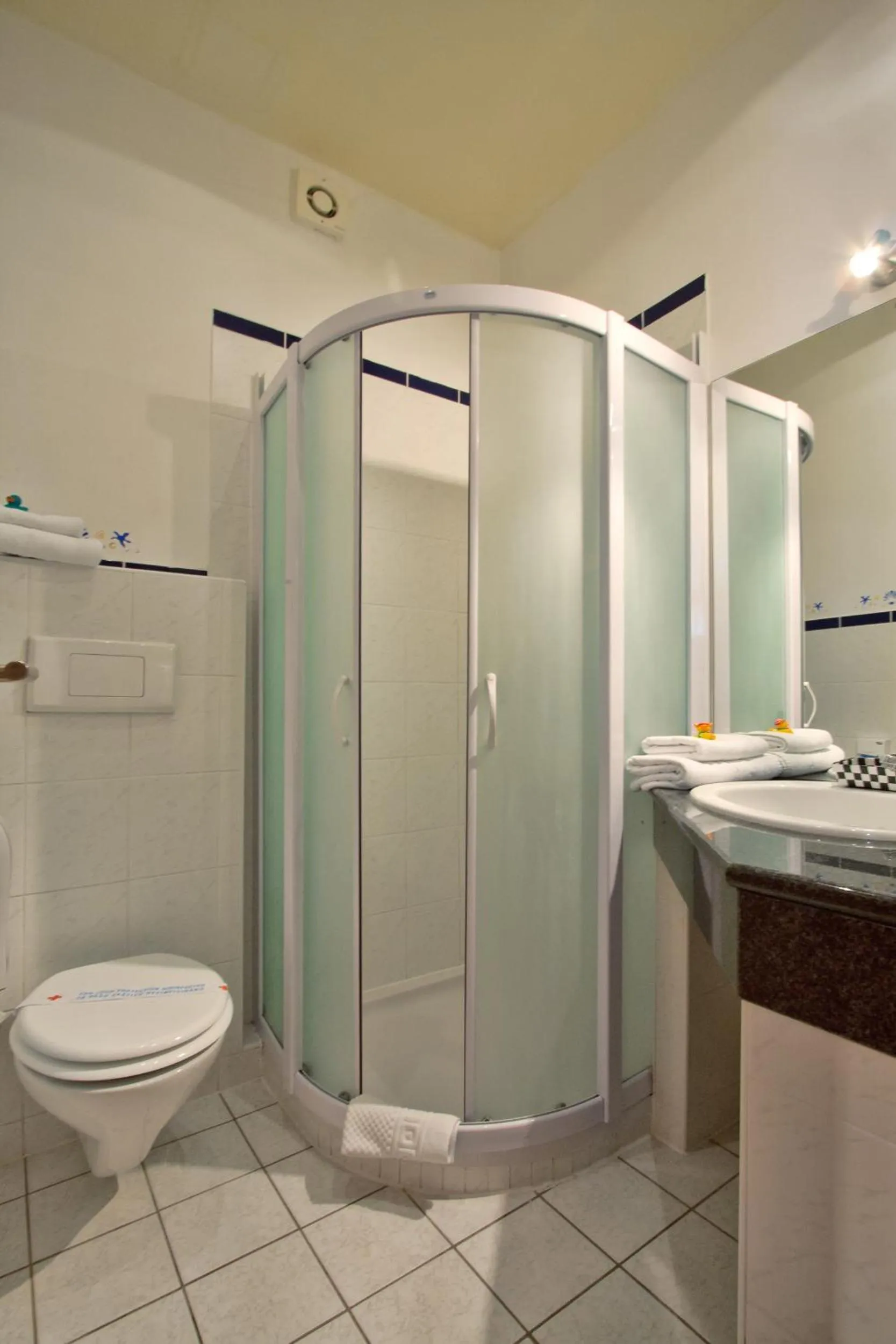 Shower in Hotel Scaletta