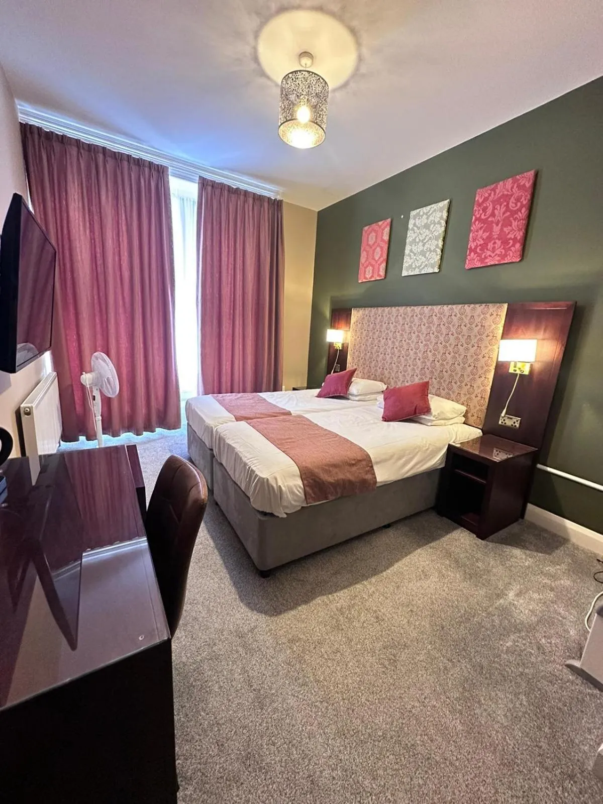 Bedroom, Bed in Acacia Hotel